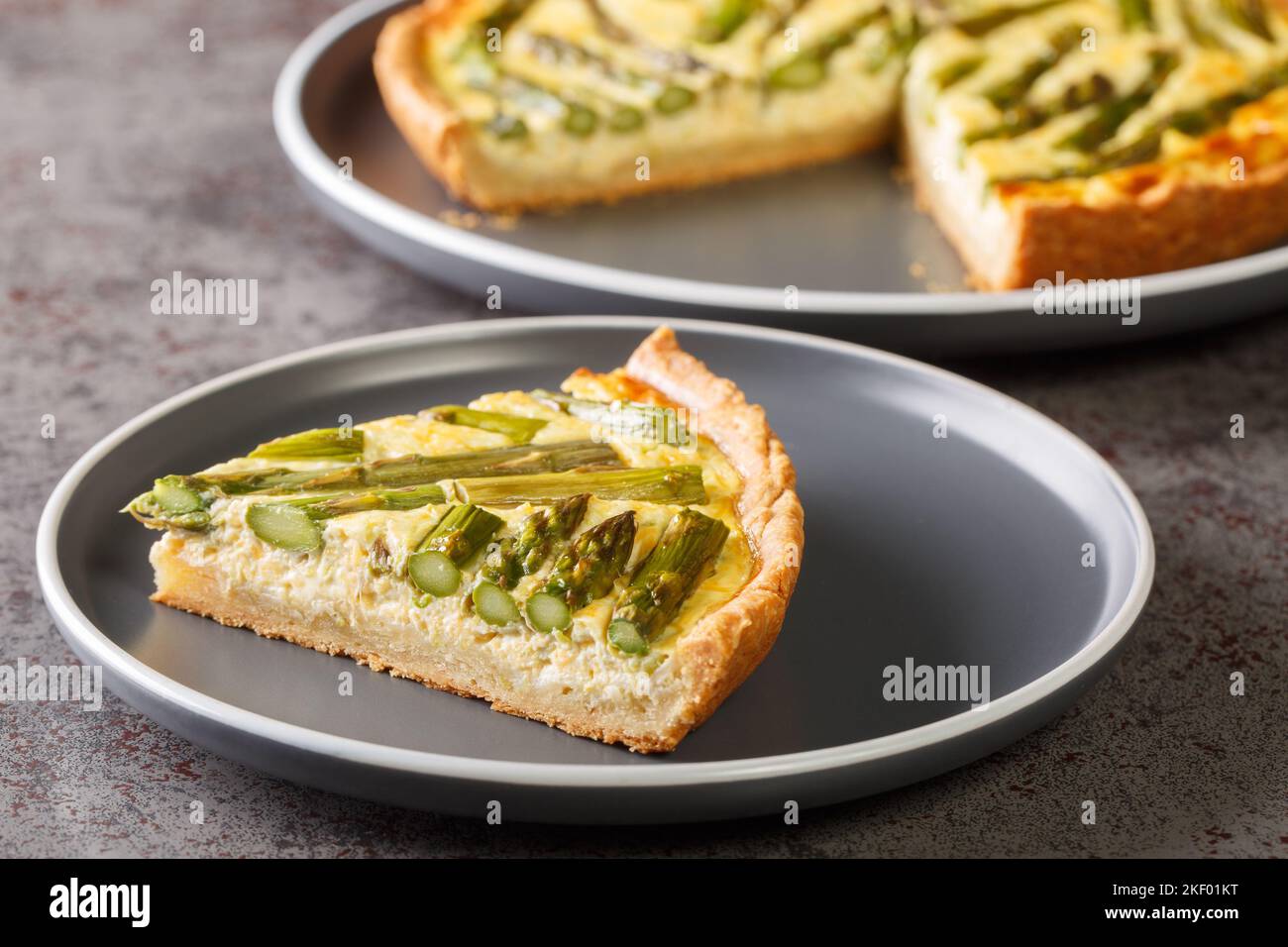 Frühlingscremig Spargel herb Nahaufnahme in einem Teller auf dem Tisch. Horizontal Stockfoto