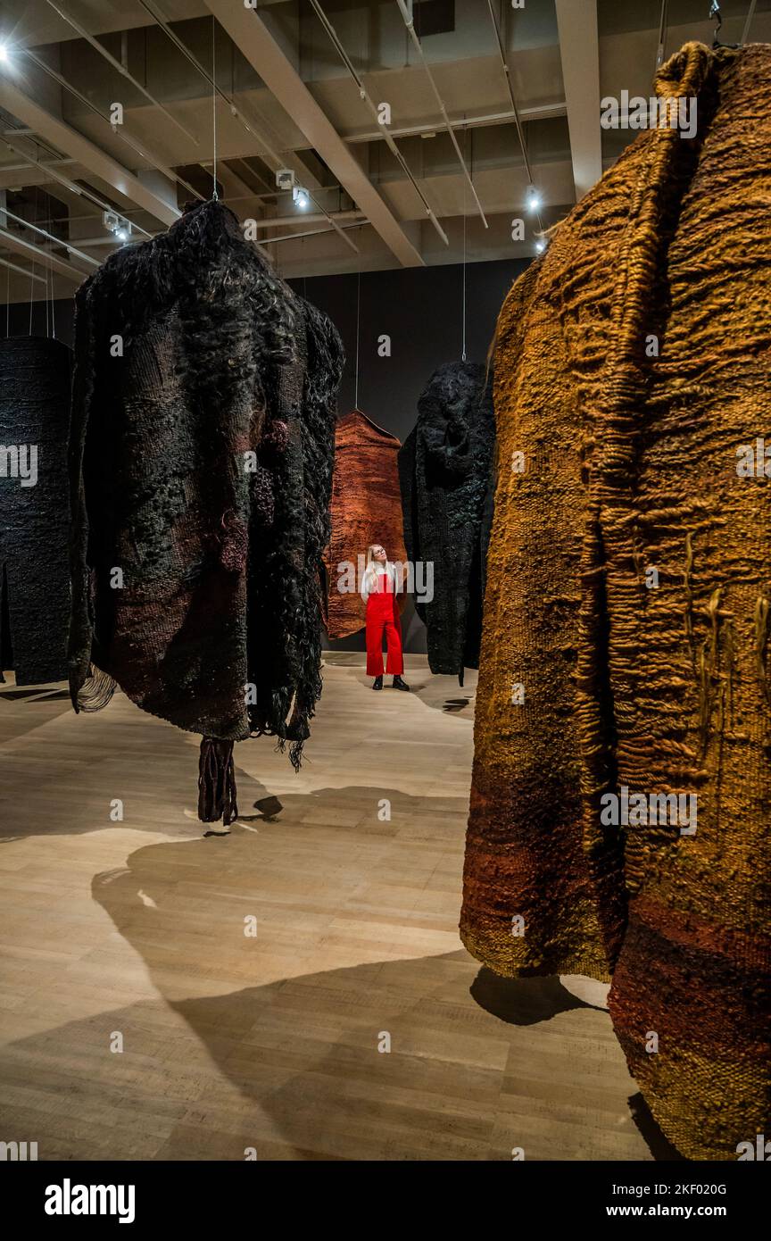 London, Großbritannien. 15.. November 2022. Abakans Coming Together as a Fibrous Forest basierend auf ihren eigenen 'Situationen' (Installationen) - Magdalena Abakanowicz in der Tate Modern. Eine neue Ausstellung, die ein Werk des polnischen Künstlers untersucht. Die Arbeiten bebrachen in den Jahren 1960s und 70s neue Wege für die Kunst und umfassen 26 „radikale“ Werke (einschließlich Skulpturen, die als Abakans bekannt sind), die erstmals in Großbritannien zusammengebracht wurden. Kredit: Guy Bell/Alamy Live Nachrichten Stockfoto