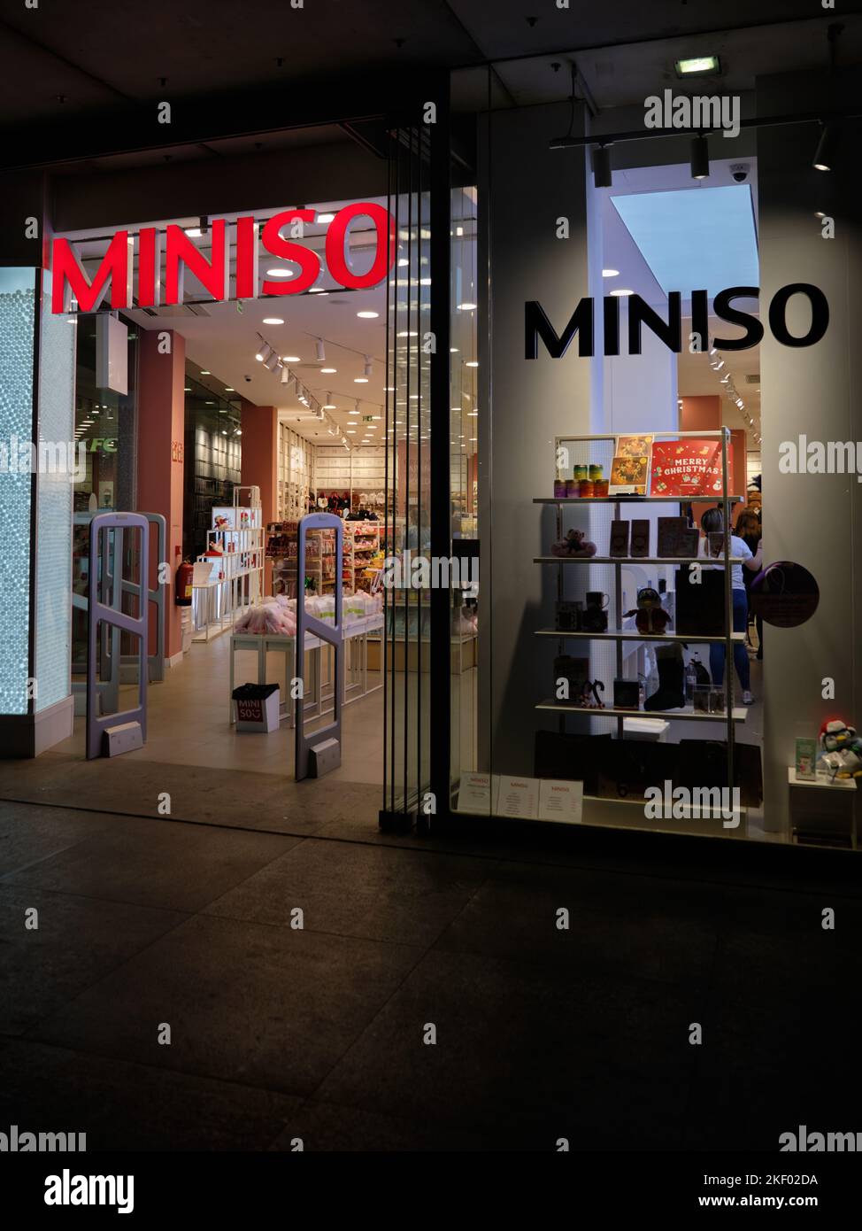 Miniso. Chinesische Billighändler und Varieté-Kette. Málaga, Spanien. Stockfoto