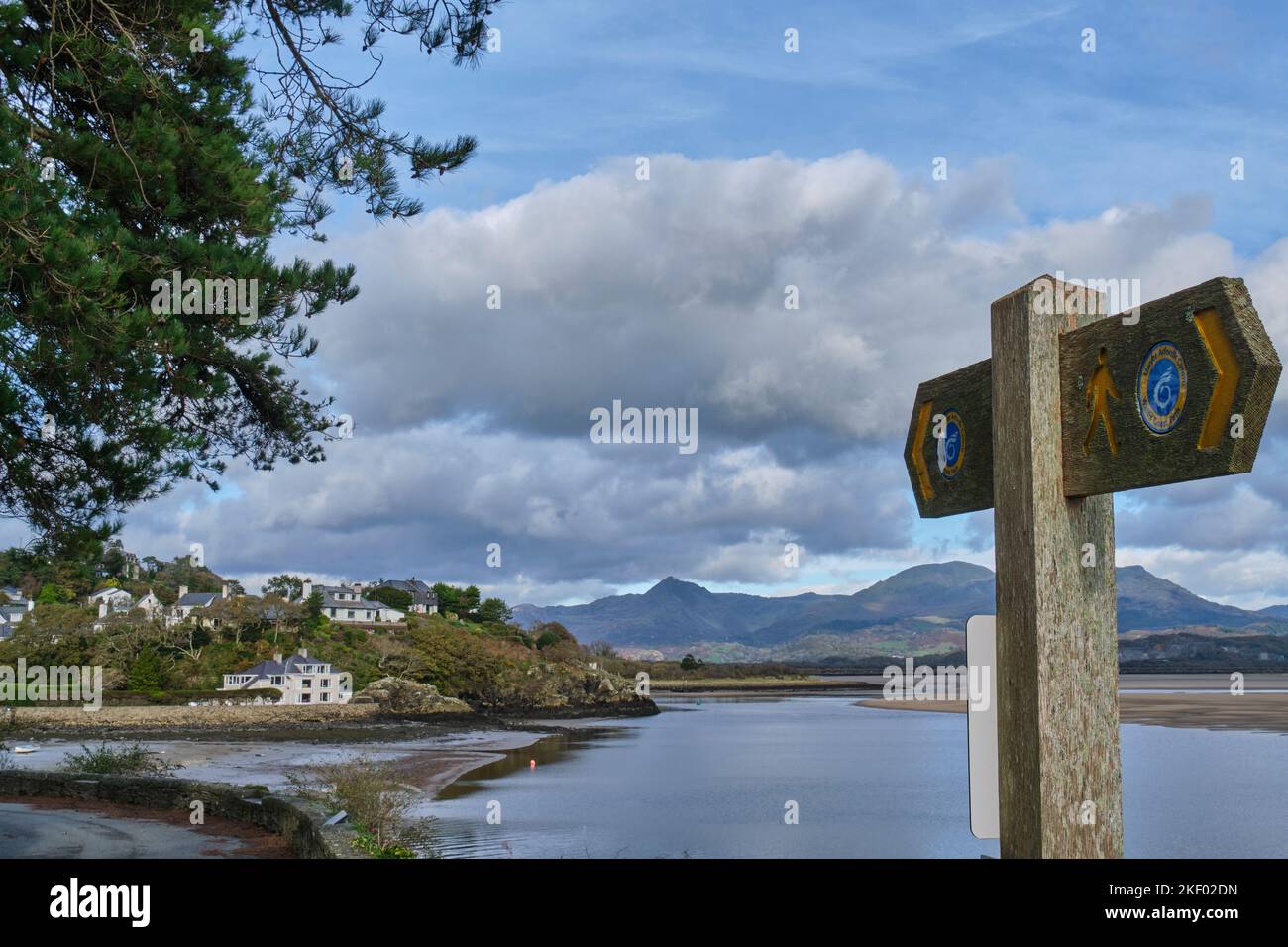 Der Waliser Küstenpfad an der Mündung von Dwyryd nahe Borth-y-gest, Porthmadog, Gwynedd, Snowdonia, Wales Stockfoto Der Waliser Küstenpfad an der Mündung von Dwyryd nahe Borth-y-gest, Porthmadog, Gwynedd, Snowdonia, Wales Stockfoto