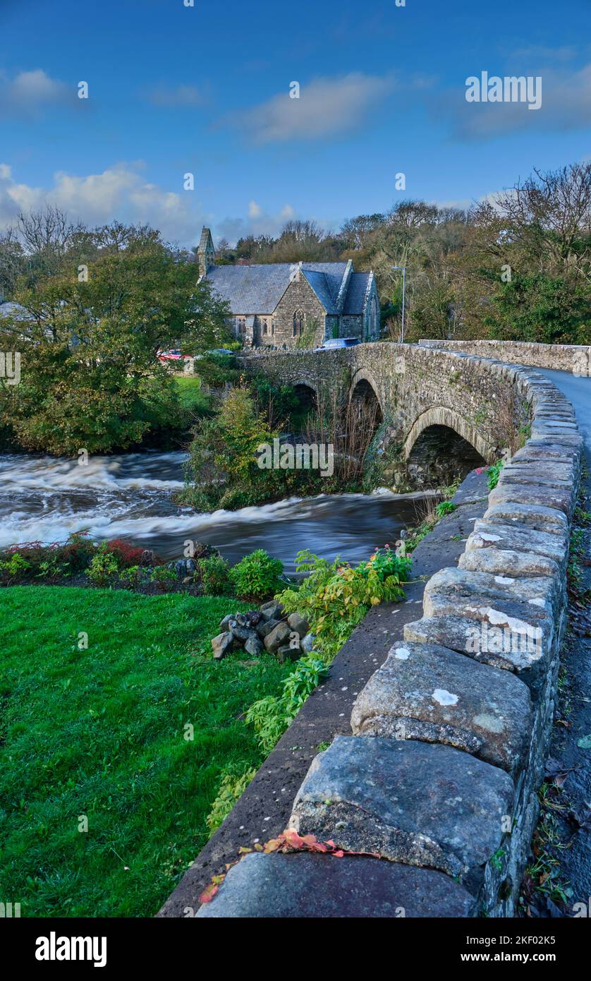 Brücke über die Afon Dwyfor in Llanystumdwy, in der Nähe von Criccieth, Gwynedd, Wales Stockfoto