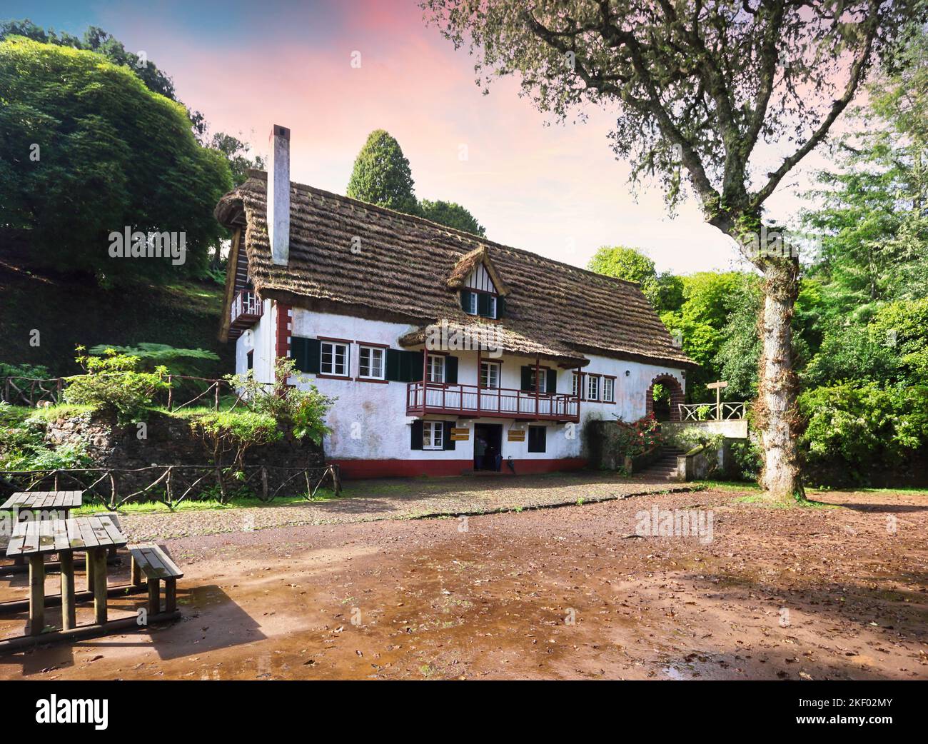 Madeira - alte Hütte, Hütte, Haus mit Strohdach im Wald., Portugal im Park Florestal das Queimadas. Tolles Wetter mit viel Sonne und nein Stockfoto