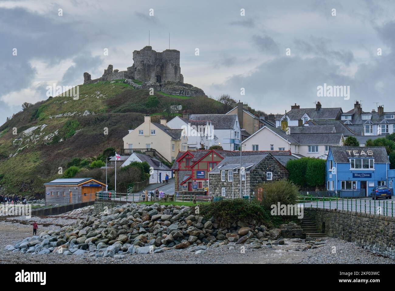 Criccieth Esplanade und Schloss, Criccieth, Gwynedd, Wales Stockfoto