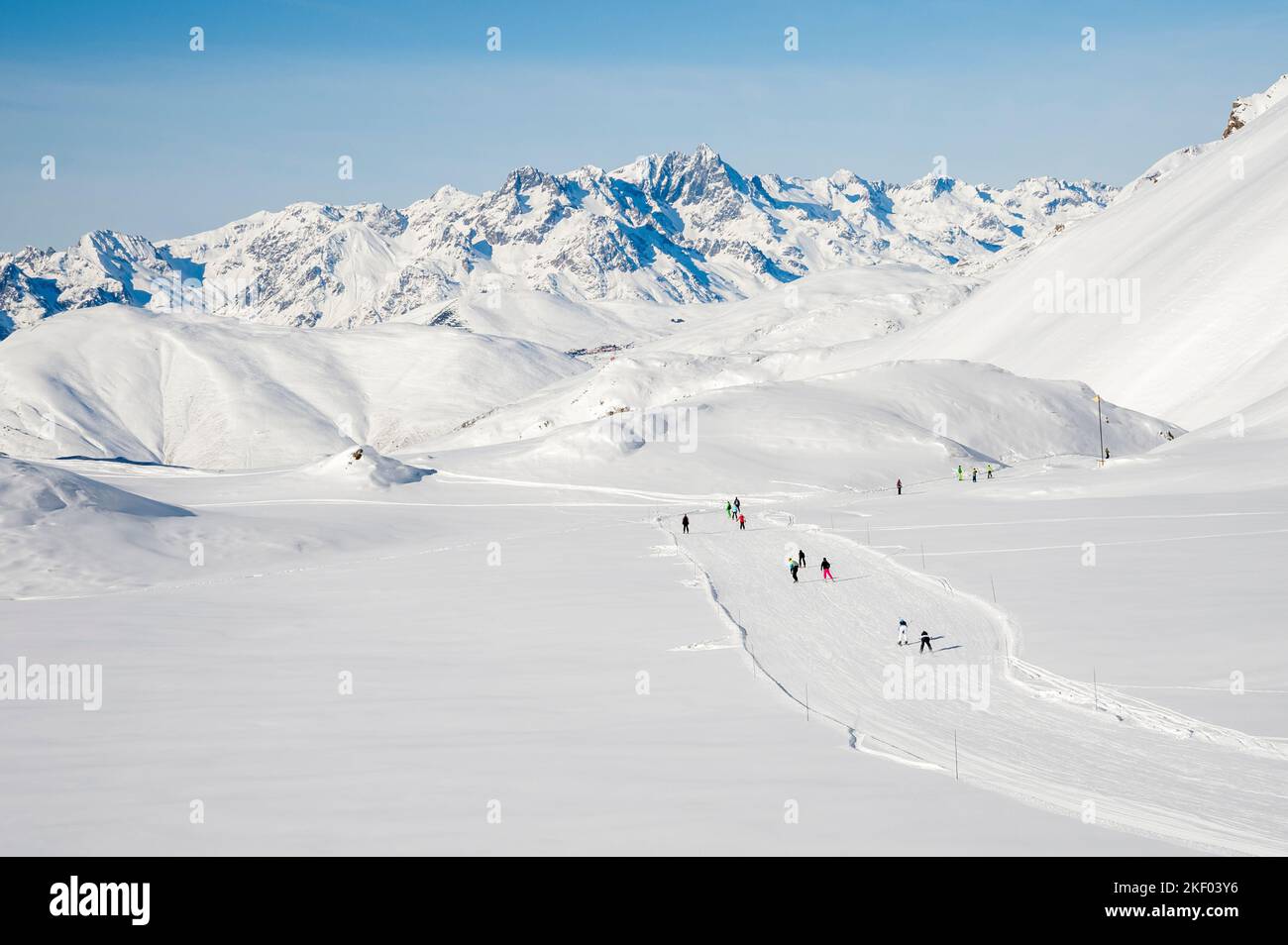 Leute, die auf der Skipiste 'La Fee', Skigebiet Deux Alpes im Winter, Alpen, Frankreich Skifahren Stockfoto
