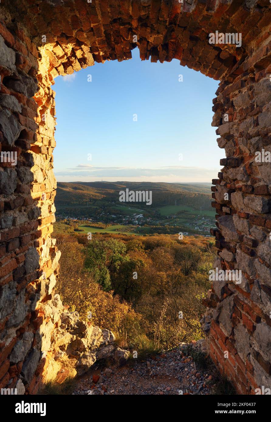 Fenster der alten Burg Pajstun in der Nähe von Bratislava Stockfoto