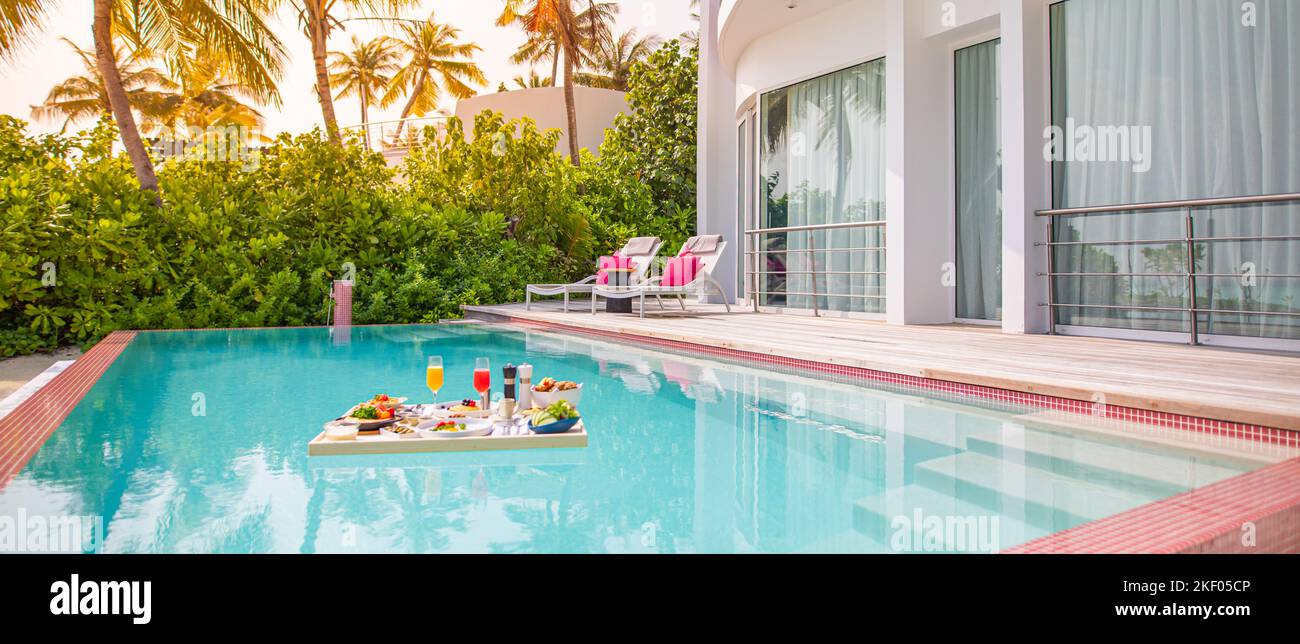 Frühstück im schwimmenden Swimmingpool. Luxuriöser Sommerurlaub oder Flitterwochen. Resort Hotel Gourmet leckeres Essen nahe am Meer mit Horizont Stockfoto