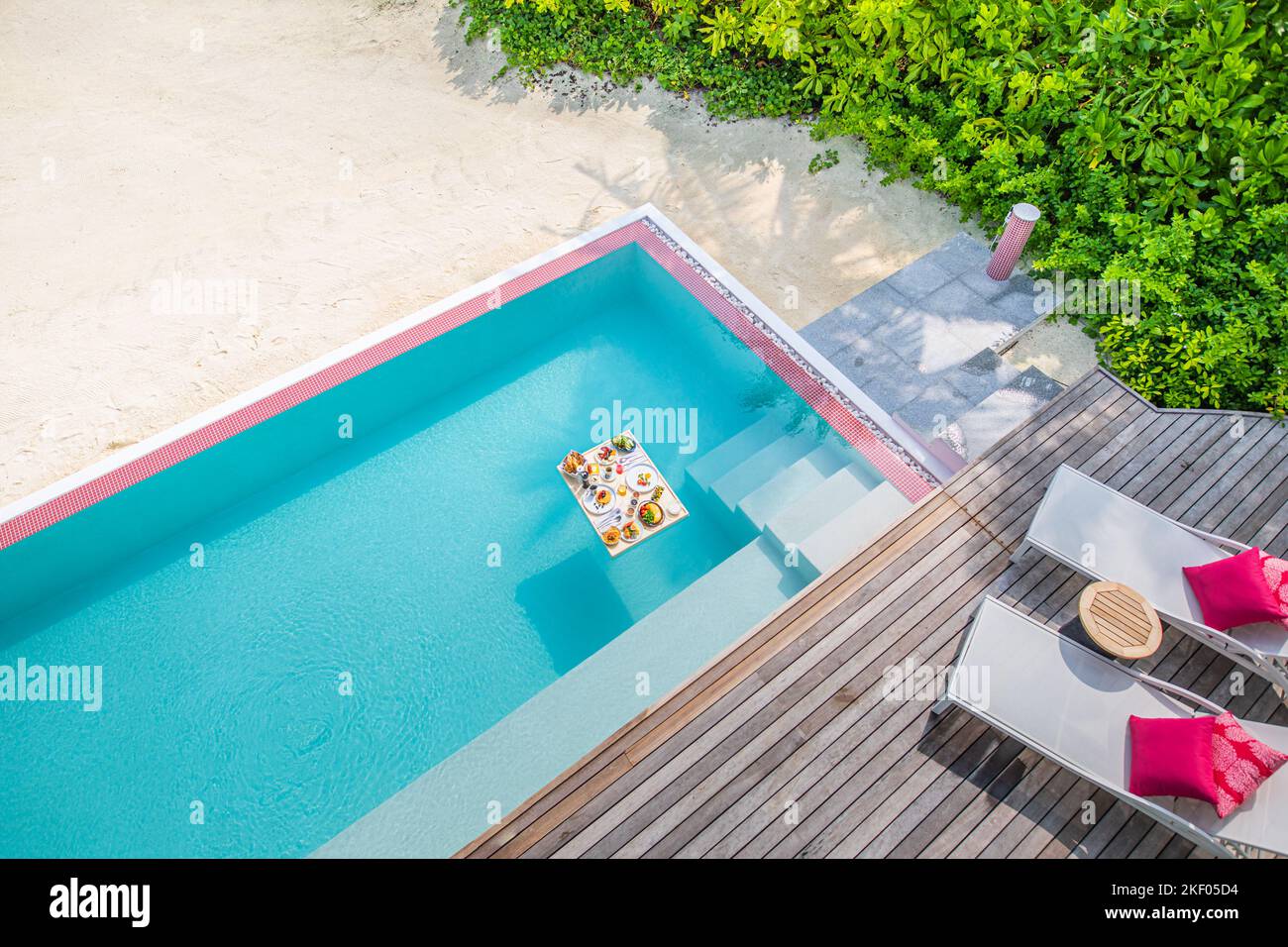 Frühstück im schwimmenden Swimmingpool. Luxuriöser Sommerurlaub oder Flitterwochen. Resort Hotel Gourmet leckeres Essen nahe am Meer mit Horizont Stockfoto