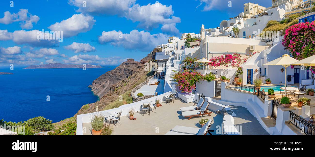 Atemberaubende Aussicht auf die Insel Santorin, Oia Village. Malerisches, berühmtes griechisches Resort Griechenland, Europa. Hintergrund des Reisekonzepts. Sommerferien Stockfoto