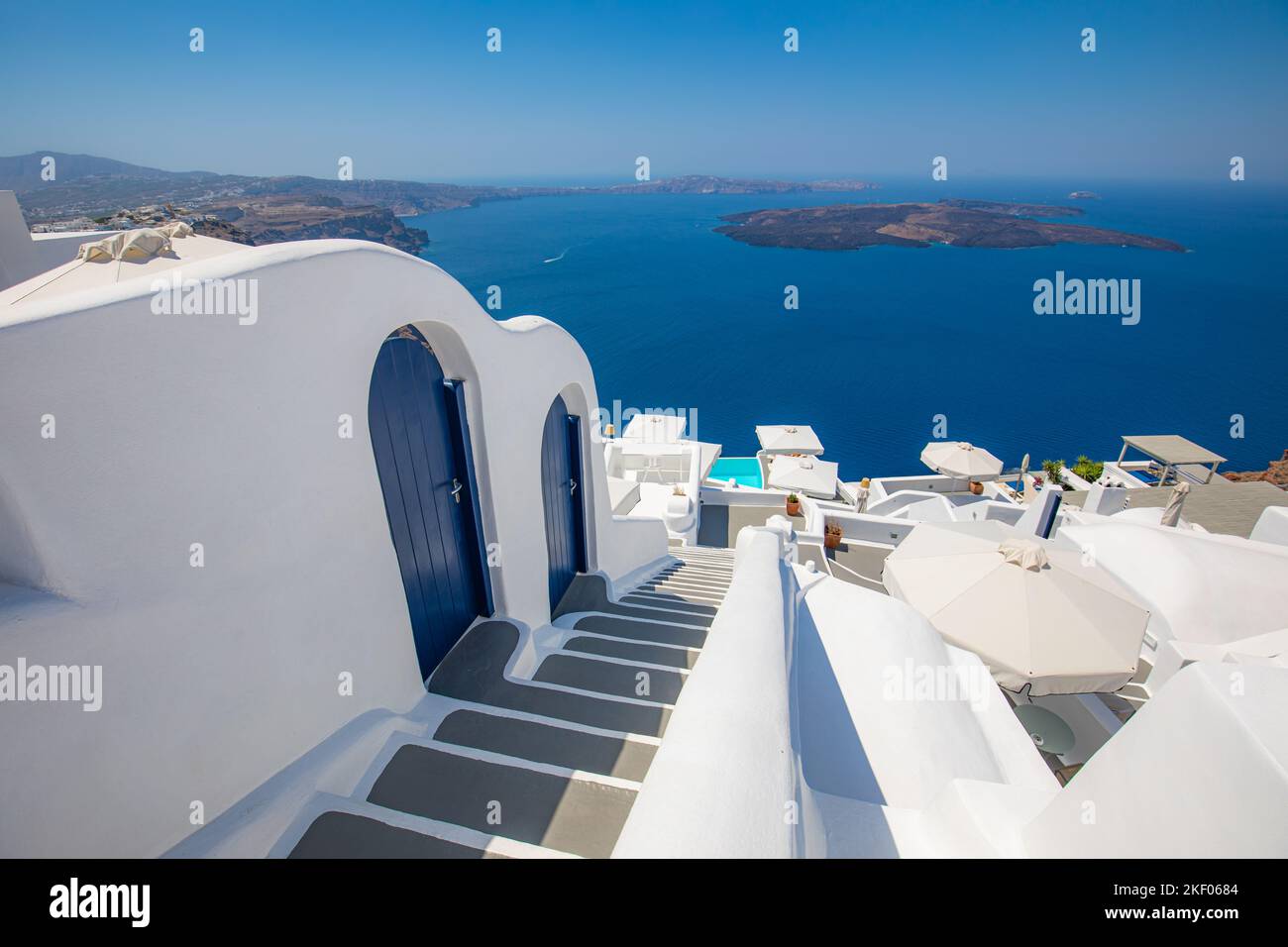 Schöne Reise Hintergrund für Urlaub Urlaub Banner. Weiße Häuser in der Stadt Oia auf der Insel Santorini, Panorama. Tolle Aussicht Stockfoto