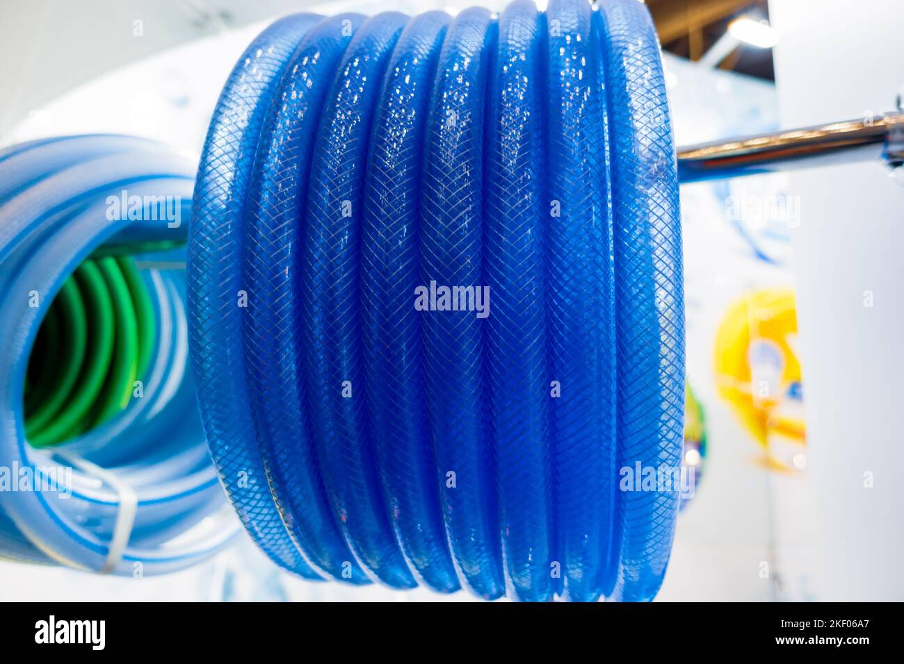 Rolle der flexiblen Schlauchringe. Flexibler Schlauch um das Rad gewickelt. Stockfoto