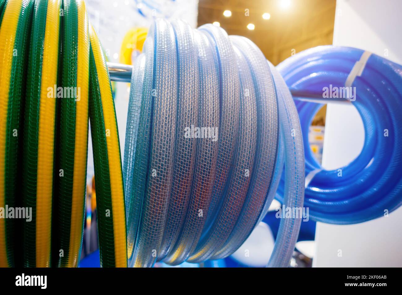 Rolle der flexiblen Schlauchringe. Flexibler Schlauch um das Rad gewickelt. Stockfoto