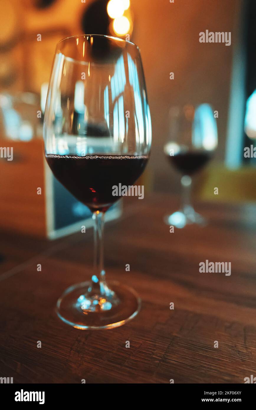 Glas Rotwein auf dem Tisch. Wein Degustation. Stockfoto