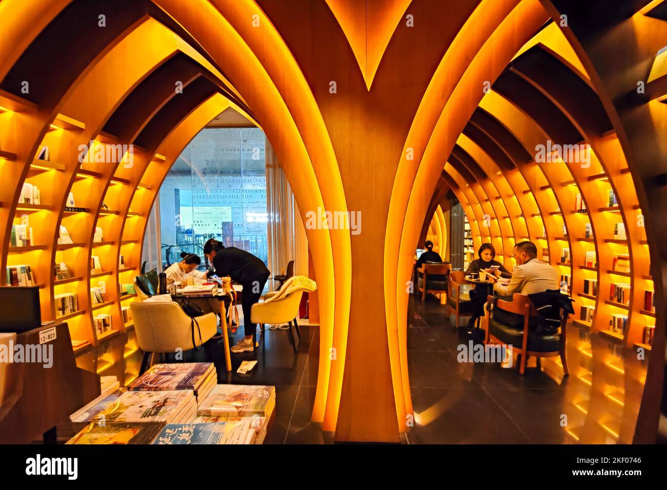 SHANGHAI, CHINA - 15. NOVEMBER 2022 - Ein Blick auf den schönsten Buchladen Zhongshuge Bookstore in Shanghai, China, 15. November 2022. Stockfoto