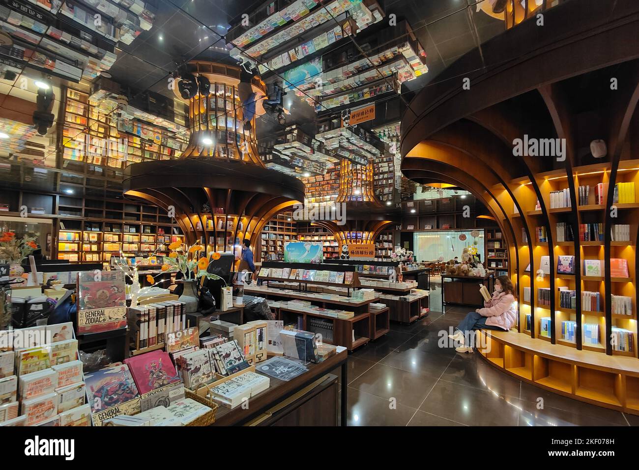 SHANGHAI, CHINA - 15. NOVEMBER 2022 - Ein Blick auf den schönsten Buchladen Zhongshuge Bookstore in Shanghai, China, 15. November 2022. Stockfoto