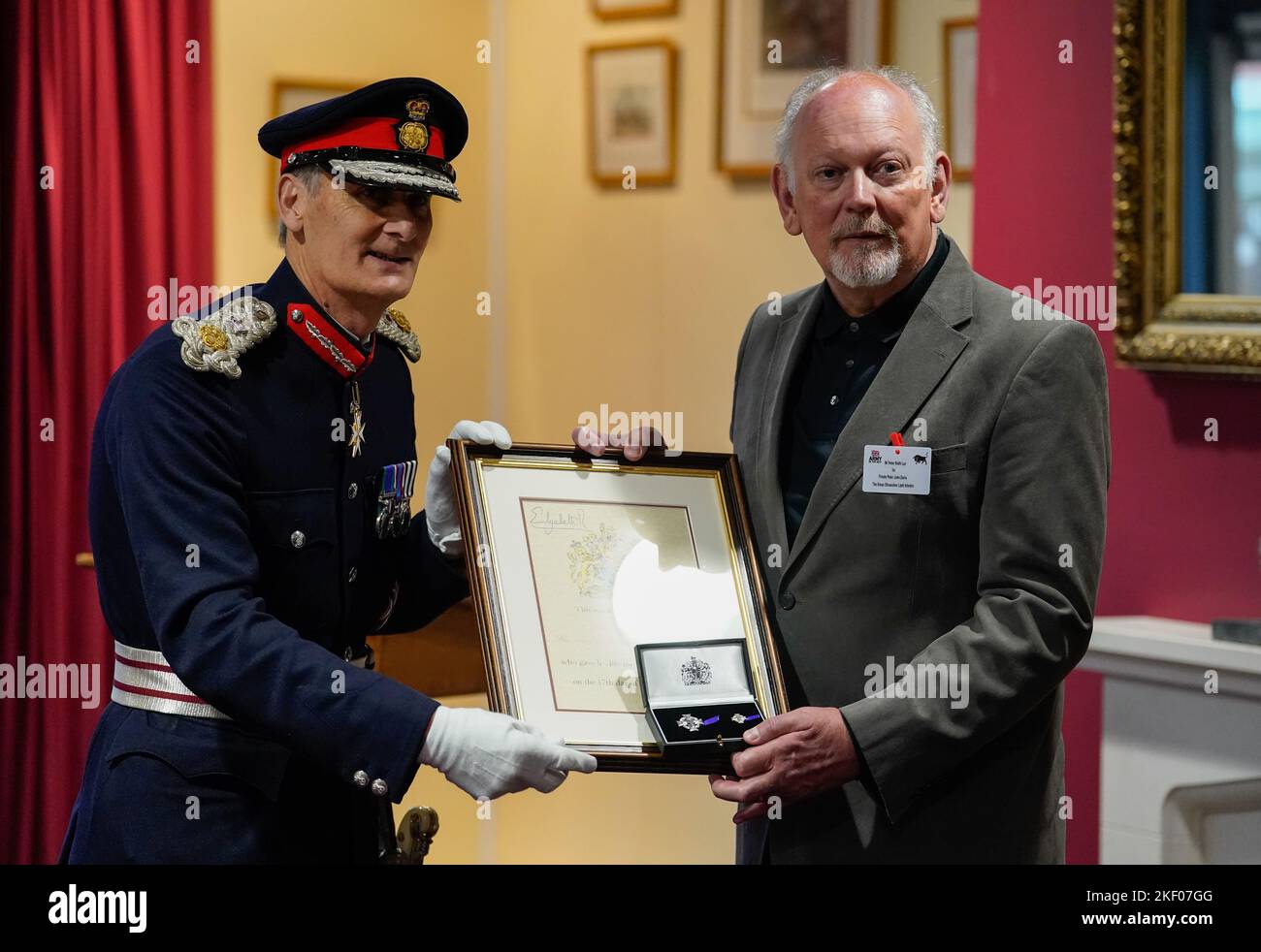 Nigel Atkinson, der Lord Lieutenant von Hampshire (links), überreicht Herrn Peter Lay, den Neffen des privaten Peter John Davis, der Shropshire Light Infantry von König???, mit dem Elizabeth Cross und der Memorial Scroll, Als Familien von drei Soldaten, die in Aktion getötet wurden, werden mit der Dekoration während einer Zeremonie in der Normandie Barracks in Aldershot, Hampshire präsentiert. Bilddatum: Dienstag, 15. November 2022. Stockfoto