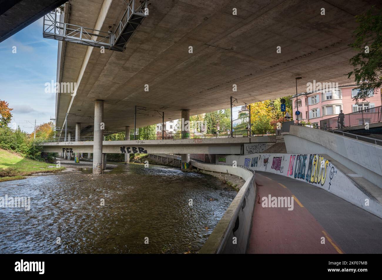 Ein Zusammenfluss von Straßen-, Schienen-, Fluss- und Fußgänger-/Radwegen in der Stadt Zürich, Schweiz Stockfoto