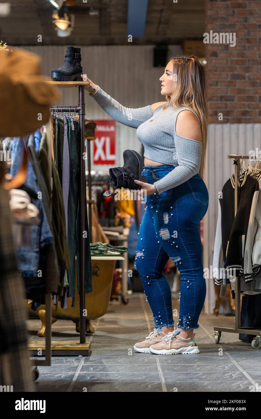 Übergewichtige Frauen kaufen in einem Bekleidungsgeschäft in der Plus-Size-Sektion ein Stockfoto