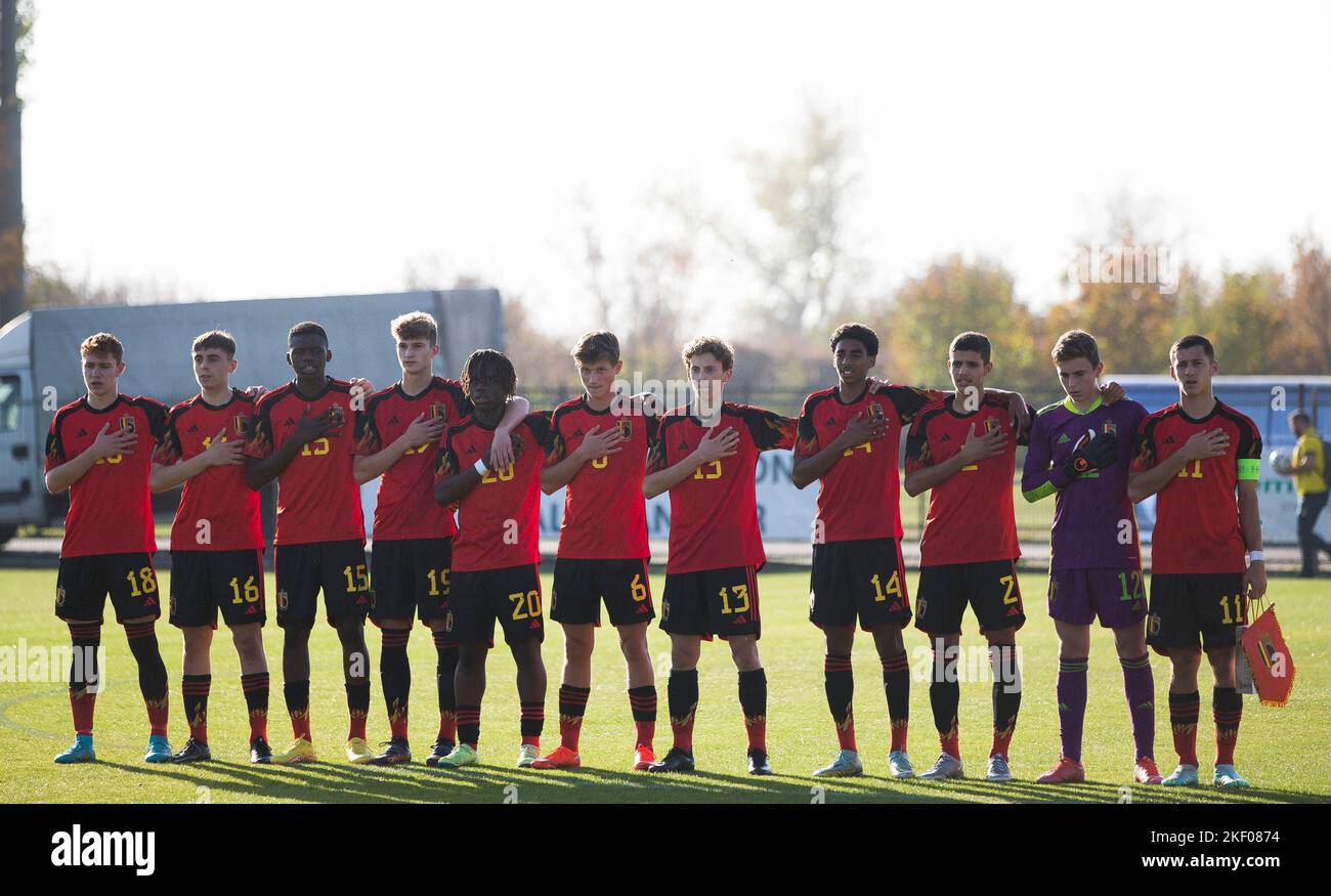 Bukarest, Rumänien, 1.. November 2022. Das belgische Team während der Nationalhymne während des UEFA U-17 Men European Championship Qualifier Matches zwischen Dänemark und Belgien im Football Training Center FRF in Bukarest, Rumänien. 1. November 2022. Kredit: Nikola Krstic/Alamy Stockfoto