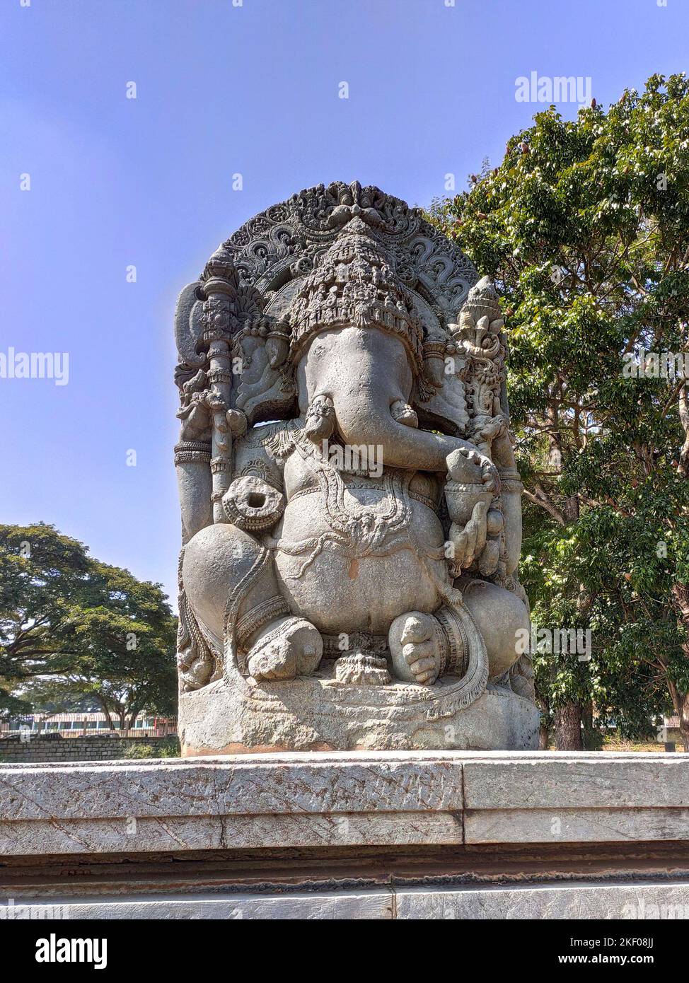 Ganesha-Statue aus dem 12.. Jahrhundert vor dem Shaivism Hindu-Tempel Hoysaleswara Arts Halebidu, Karnataka State, Indien Stockfoto