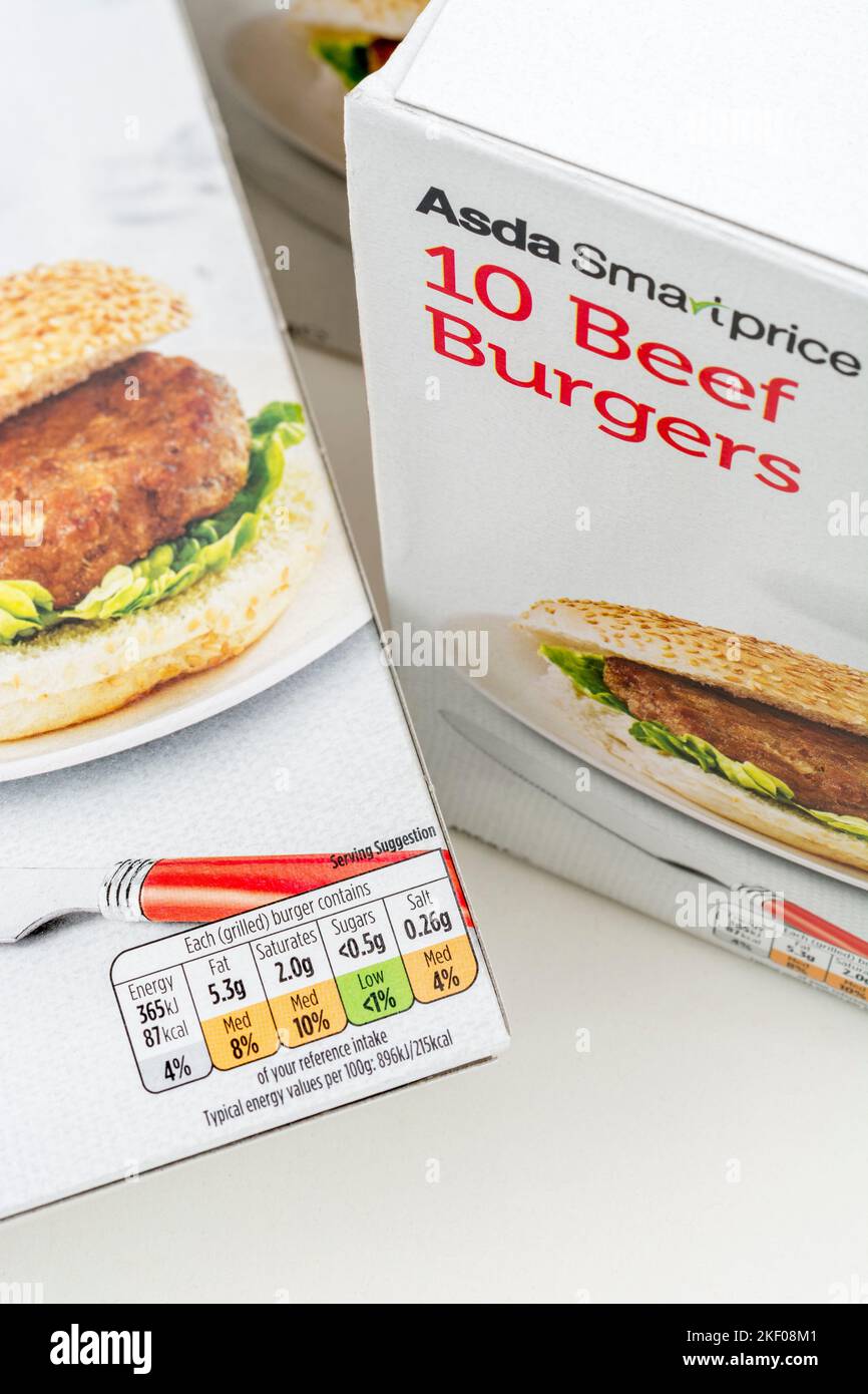 Etikett auf Papppackung von ASDA Supermarkt Eigenmarke Economy Beef Burgers (Mitte 2022). Für Lebensmittelverpackungen aus Pappe, Convenience Food. Stockfoto