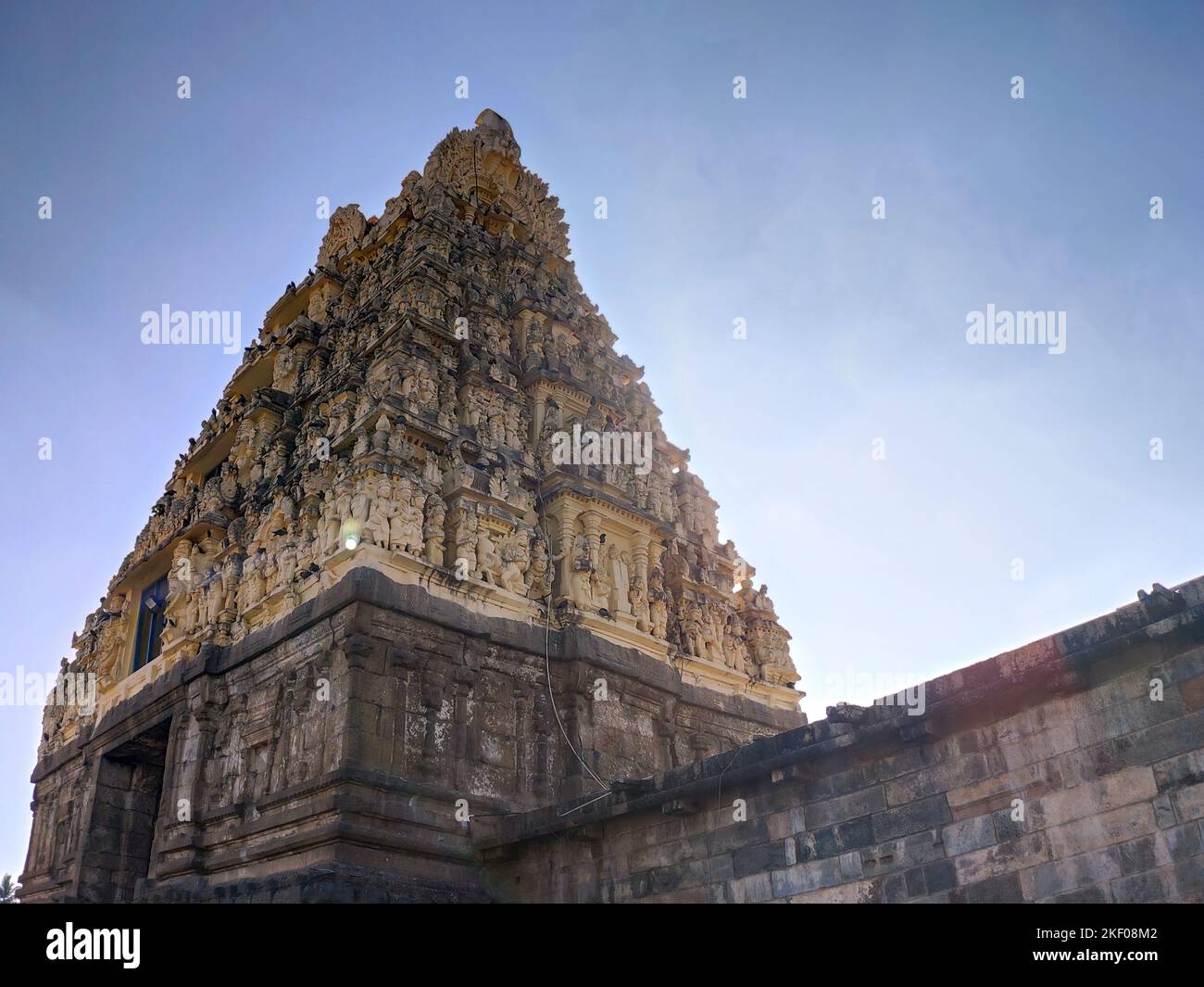 Ein majestätischer Blick auf Belurs Chennakeshava-Tempel in Karnataka. Die komplizierten Schnitzereien auf dem hoch aufragenden Gopuram sorgen für ein visuelles Spektakel. Stockfoto