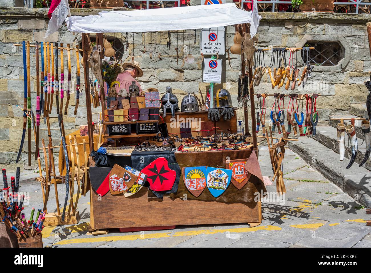 Marktstand auf der Piazza Luca Signorelli in der Hügelstadt Cortona in der Toskana, Italien Stockfoto