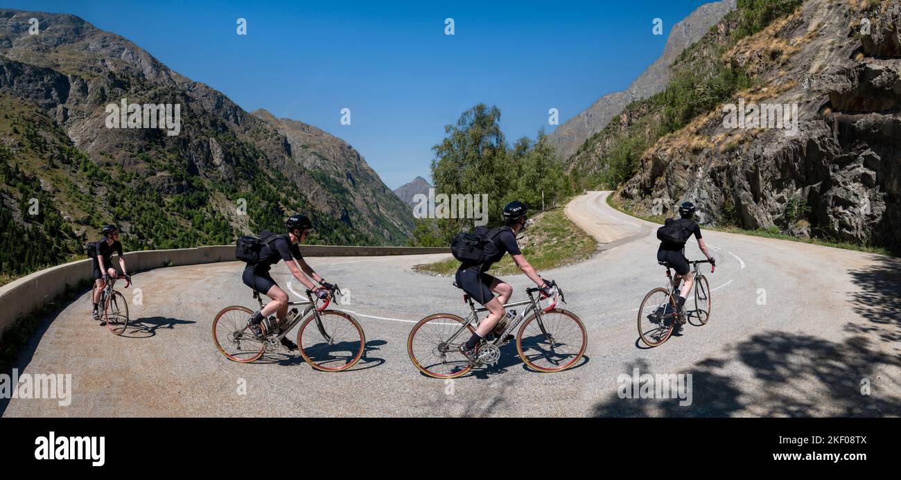 Zusammengesetztes Bild eines männlichen Radfahrers, der die Alpenstraße nach Saint-Christophe-en-Oisans, Französische alpen, klettert. Stockfoto