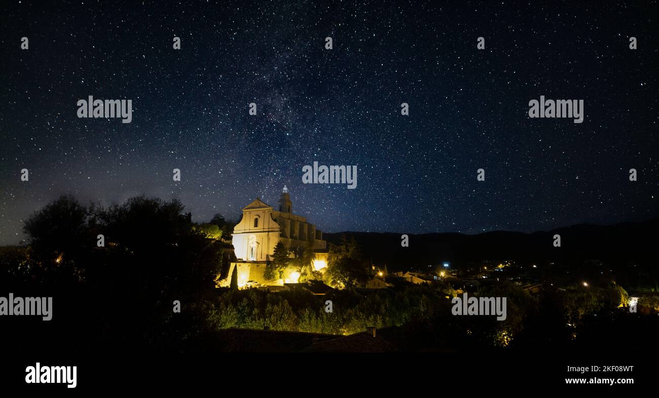 Stary Night über der Dorfkirche Saint-Pierre de Bédoin, Provence, Frankreich. Stockfoto