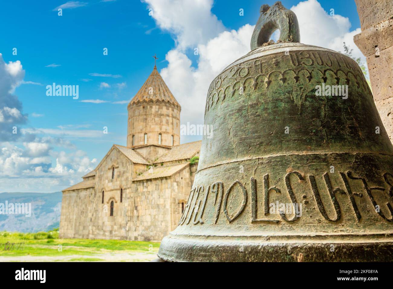 Kirche der Heiligen Paul und Peter mit Glocke im Vordergrund mit alten armenischen Buchstaben, Kloster Tatev, Provinz Syunik, Armenien Stockfoto