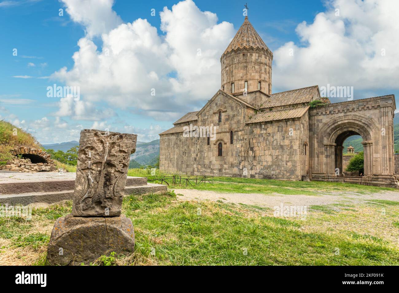 Kirche der Heiligen Paul und Peter mit Grabstein im Vordergrund mit altem orthodoxen Kreuz, Kloster Tatev, Provinz Syunik, Armenien Stockfoto