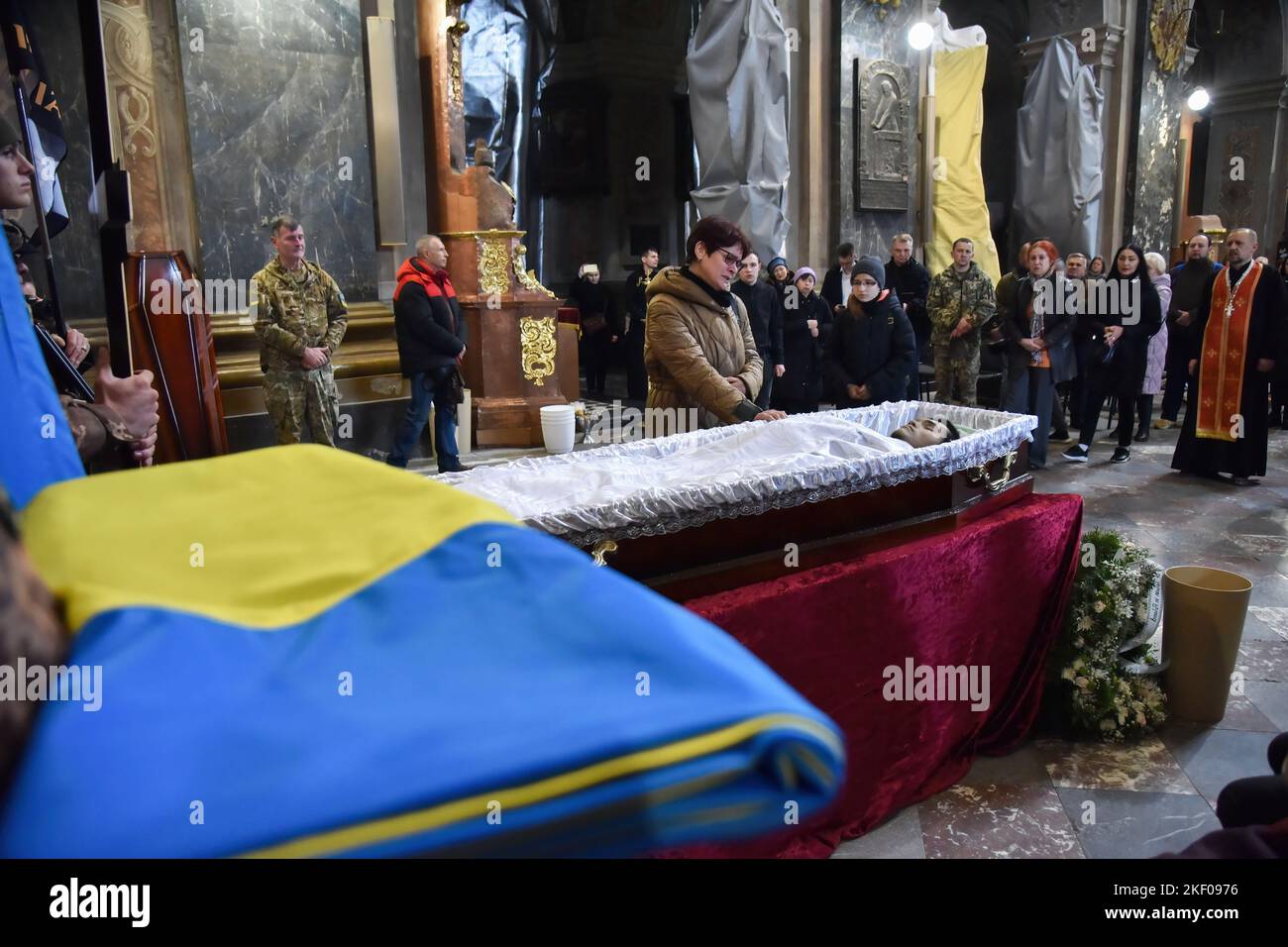 Menschen nähern sich während der Abschiedszeremonie in Lviv dem Sarg von Tseng Sheng-Guang in der Kirche der Heiligen Apostel Petrus und Paulus Tseng Sheng-Guang (12.09.1997-02.11.2022) stammt aus Taiwan. Absolvent der Szu Wei Senior High School in der Stadt Hualien. Zwischen 2017 und 2021 diente er in den Streitkräften der Republik China. Erhielt den militärischen Rang des 'Corporal'. Mit dem Beginn der umfassenden Invasion der Russischen Föderation auf dem Territorium der Ukraine trat er freiwillig in die Reihen der ukrainischen Streitkräfte ein. Er kämpfte gegen die russischen Invasoren als Teil der 49. se Stockfoto