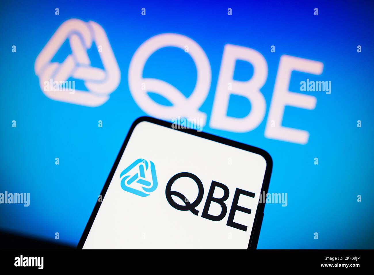Brasilien. 14.. November 2022. In dieser Abbildung ist das Logo der QBE Insurance Group Limited auf einem Smartphone und im Hintergrund zu sehen (Foto: Rafael Henrique/SOPA Images/Sipa USA) Quelle: SIPA USA/Alamy Live News Stockfoto