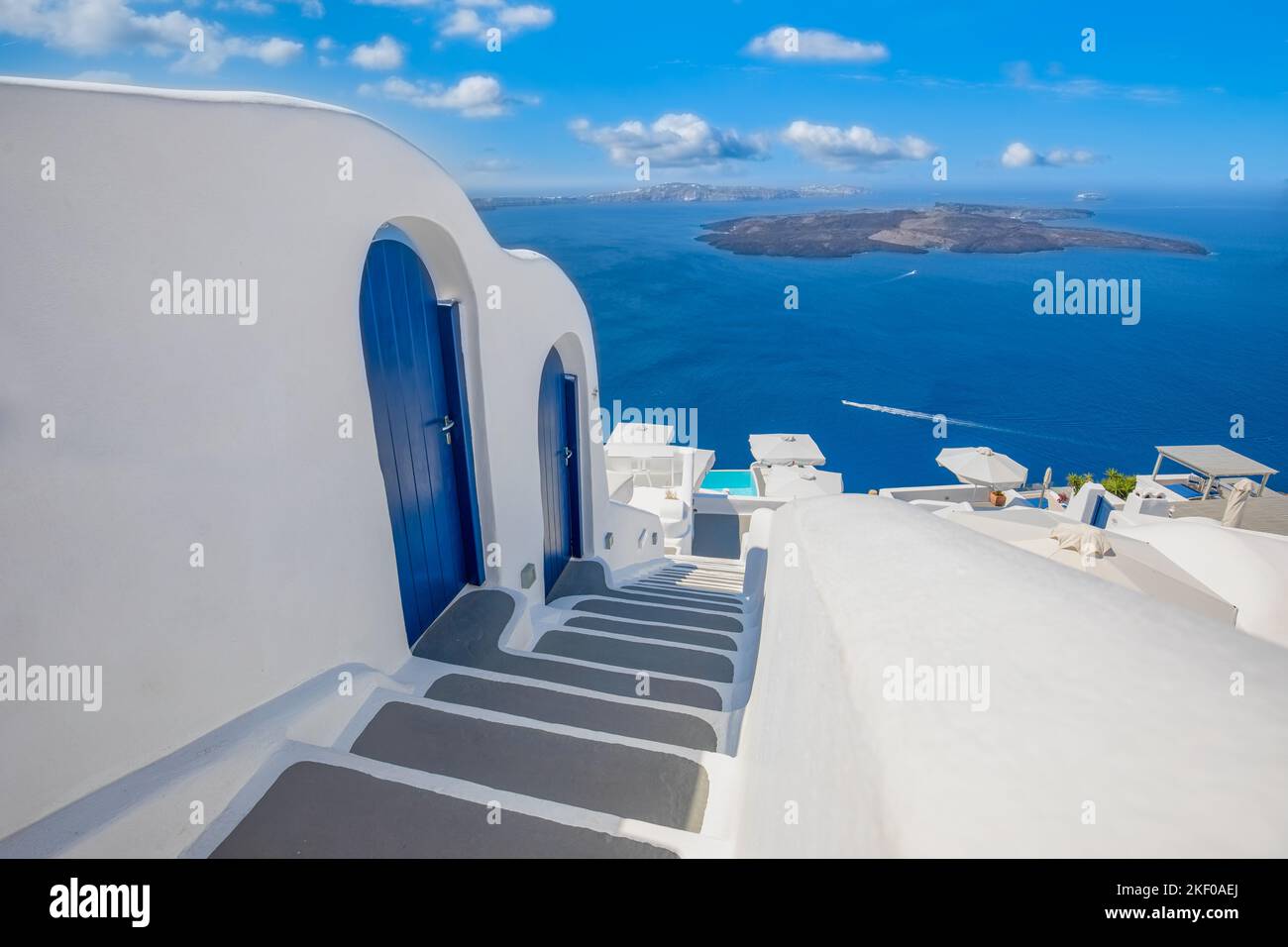 Herrlicher sonniger Blick auf Fira, Caldera, Vulkan von Santorin, Griechenland. Atemberaubende Reiselandschaft, romantischer Sommerurlaub für Paare landschaftlich reizvoll Stockfoto