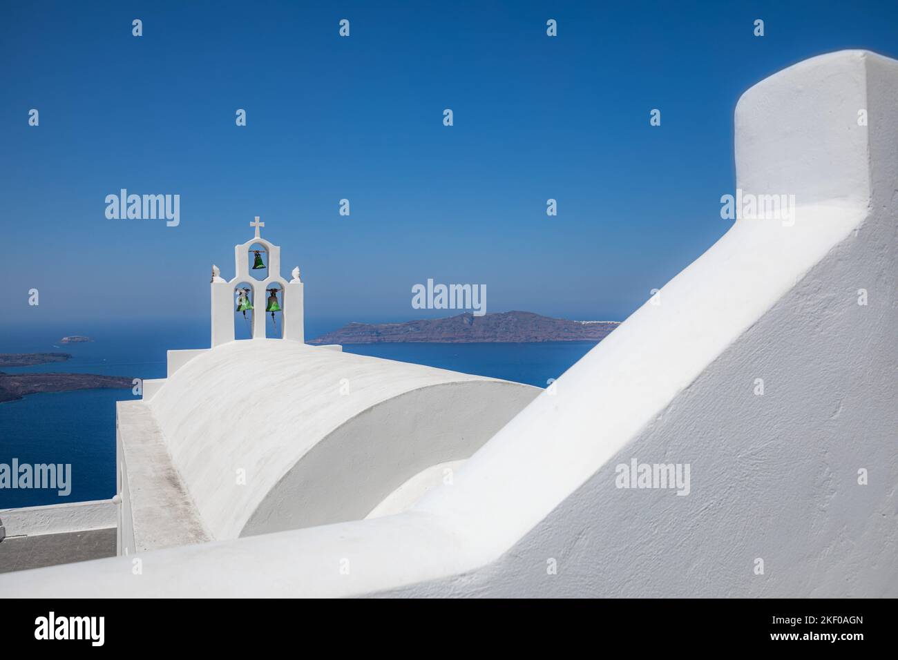 Weiße Treppen auf Santorini Island, Griechenland. Der Blick in Richtung Caldera mit Blick auf die idyllische Reiselandschaft Stockfoto
