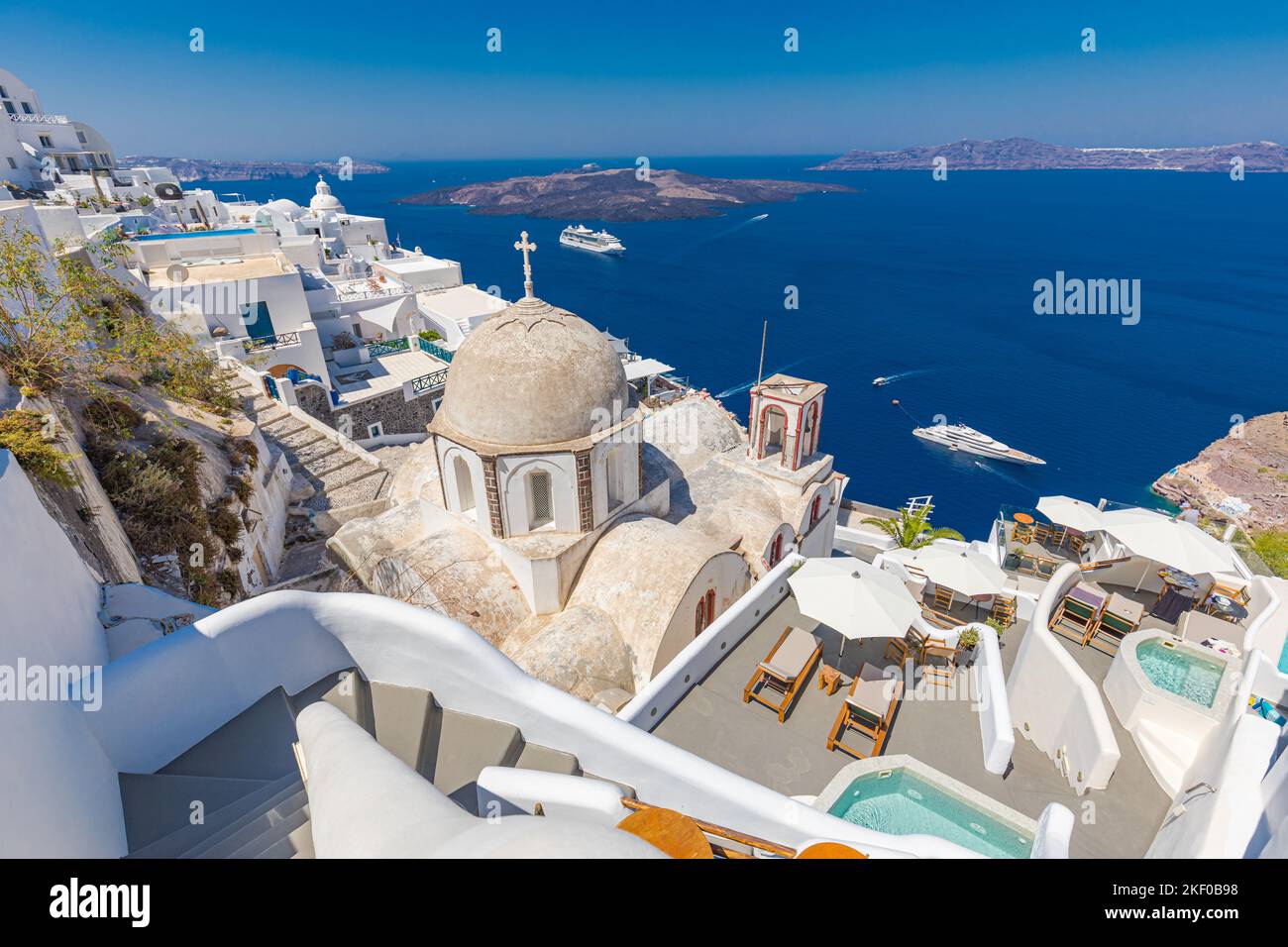 Luxuriöse Sommerentspannung im Hintergrund. Sommerurlaub auf Santorin, Swimmingpools, Whirlpools mit Blick auf die Caldera mit Blick auf Santorin, Griechenland Stockfoto