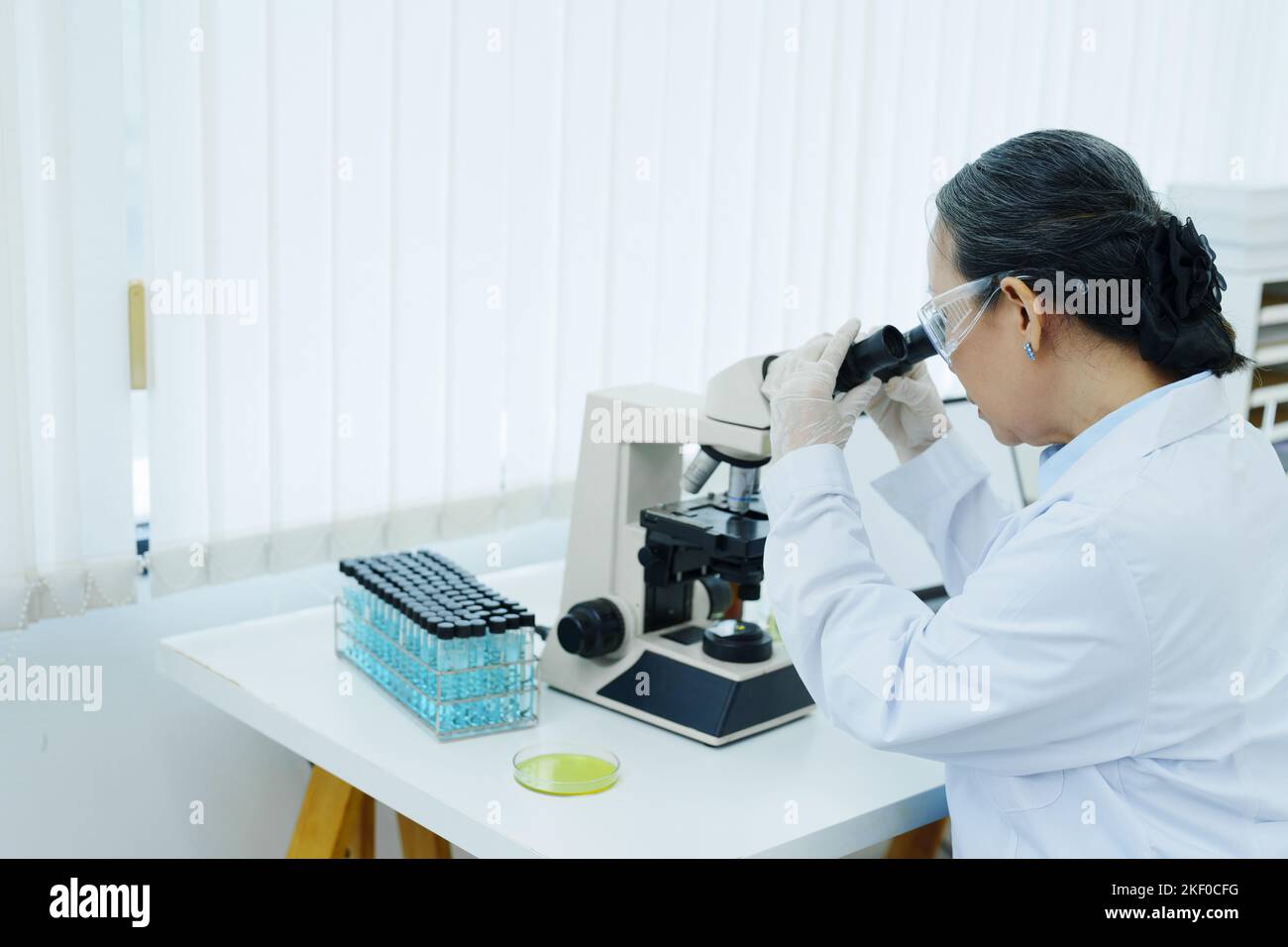 Wissenschaftler analysieren chemische Proben und diskutieren technologische Innovationen. Stockfoto