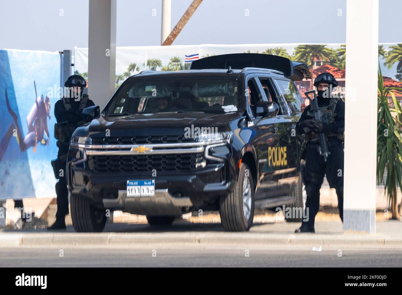 Charm El Scheich, Ägypten. 15.. November 2022. Bewaffnete Polizisten stehen am Eingang des UN-Klimagipfels COP27. Quelle: Christophe Gateau/dpa/Alamy Live News Stockfoto