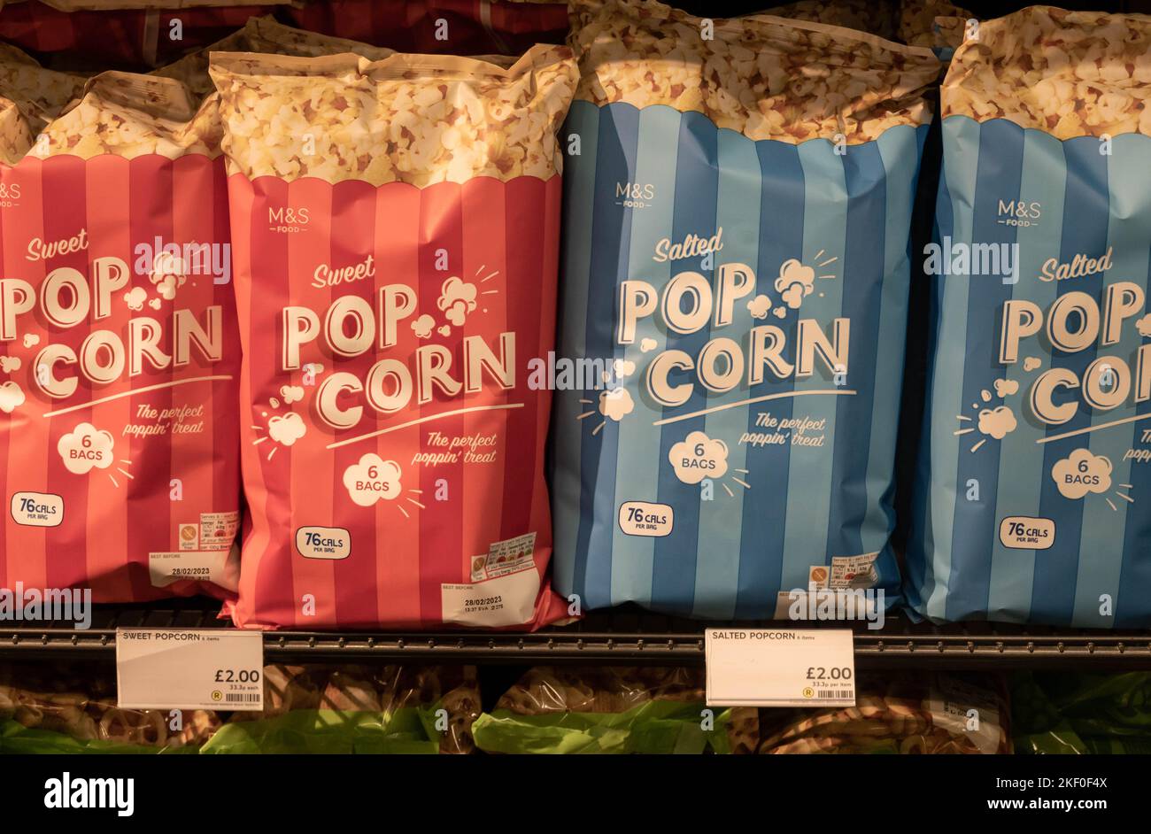 Beutel auf einem Regal in der M&S Foodhall mit süßem und gesalzenem Popcorn Stockfoto