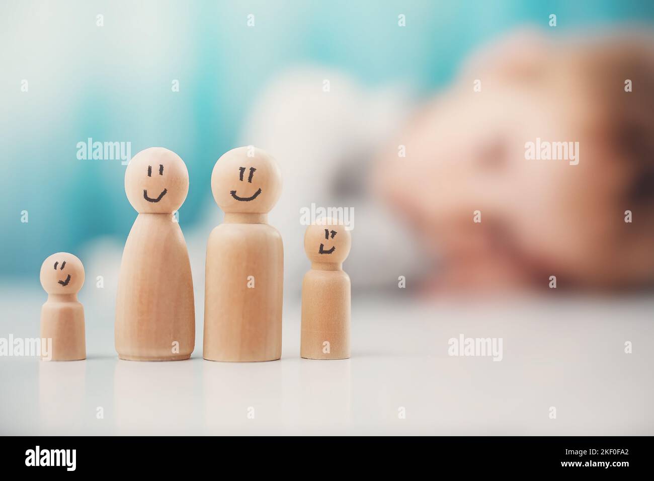 Holzfiguren der Familie stehen auf dem Tisch. Stockfoto