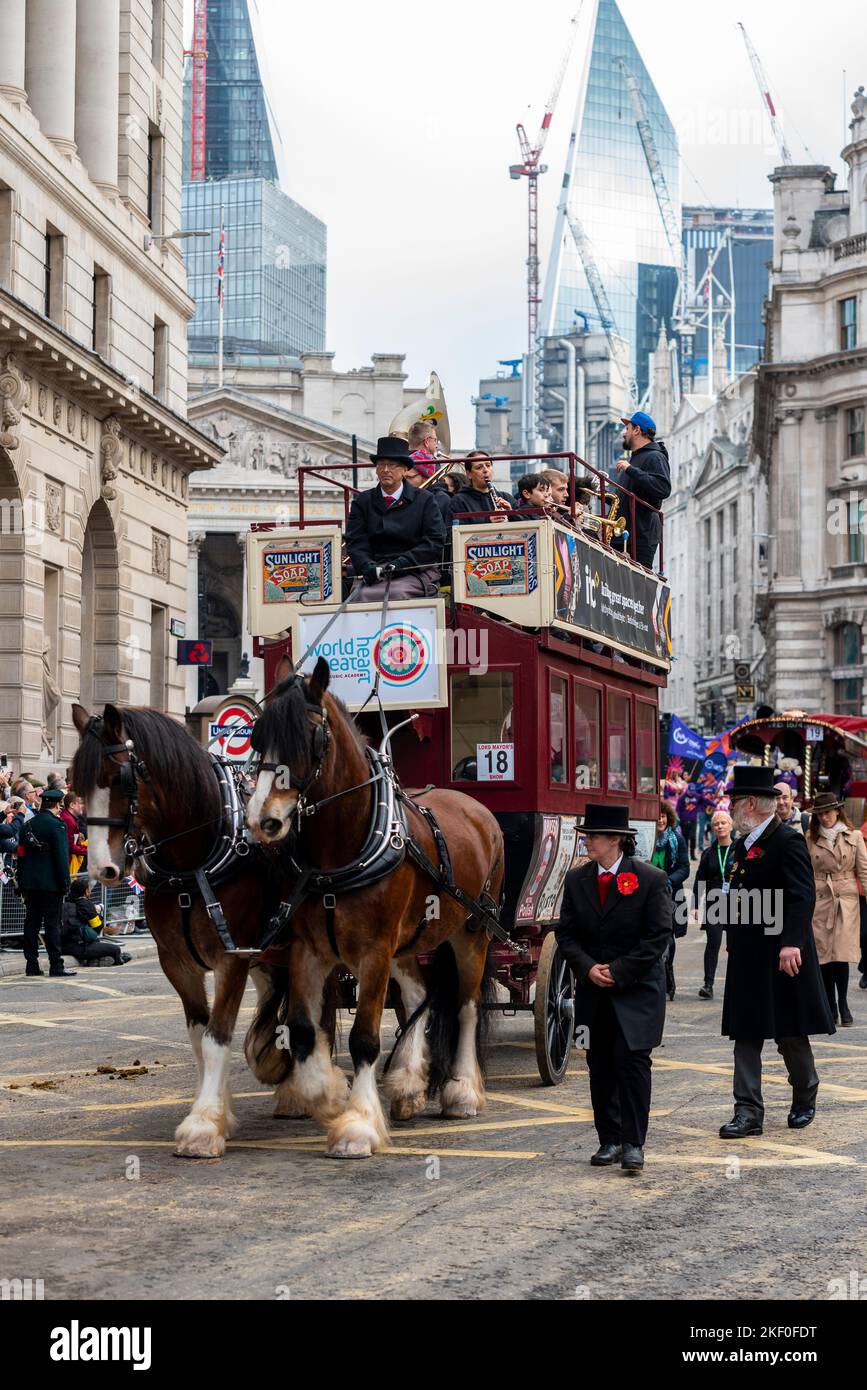 World Heart Beat Music Academy bei der Lord Mayor's Show Parade in der City of London, Großbritannien. Pferdekutsche Stockfoto