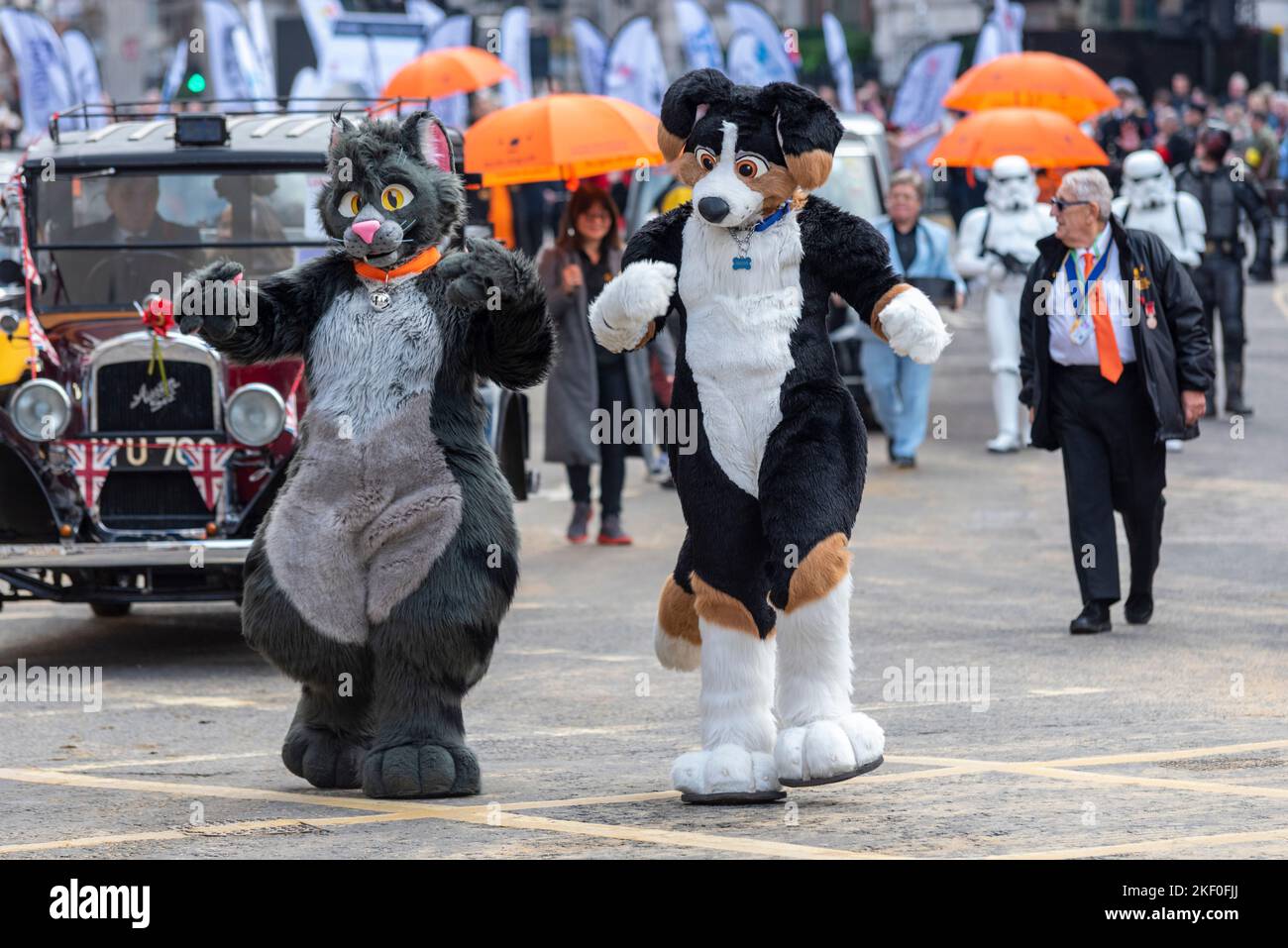 LONDON TAXI FAHRER WOHLTÄTIGKEITSORGANISATION FÜR KINDER bei der Lord Mayor's Show Parade in der City of London, Großbritannien. Hundekostüm Stockfoto