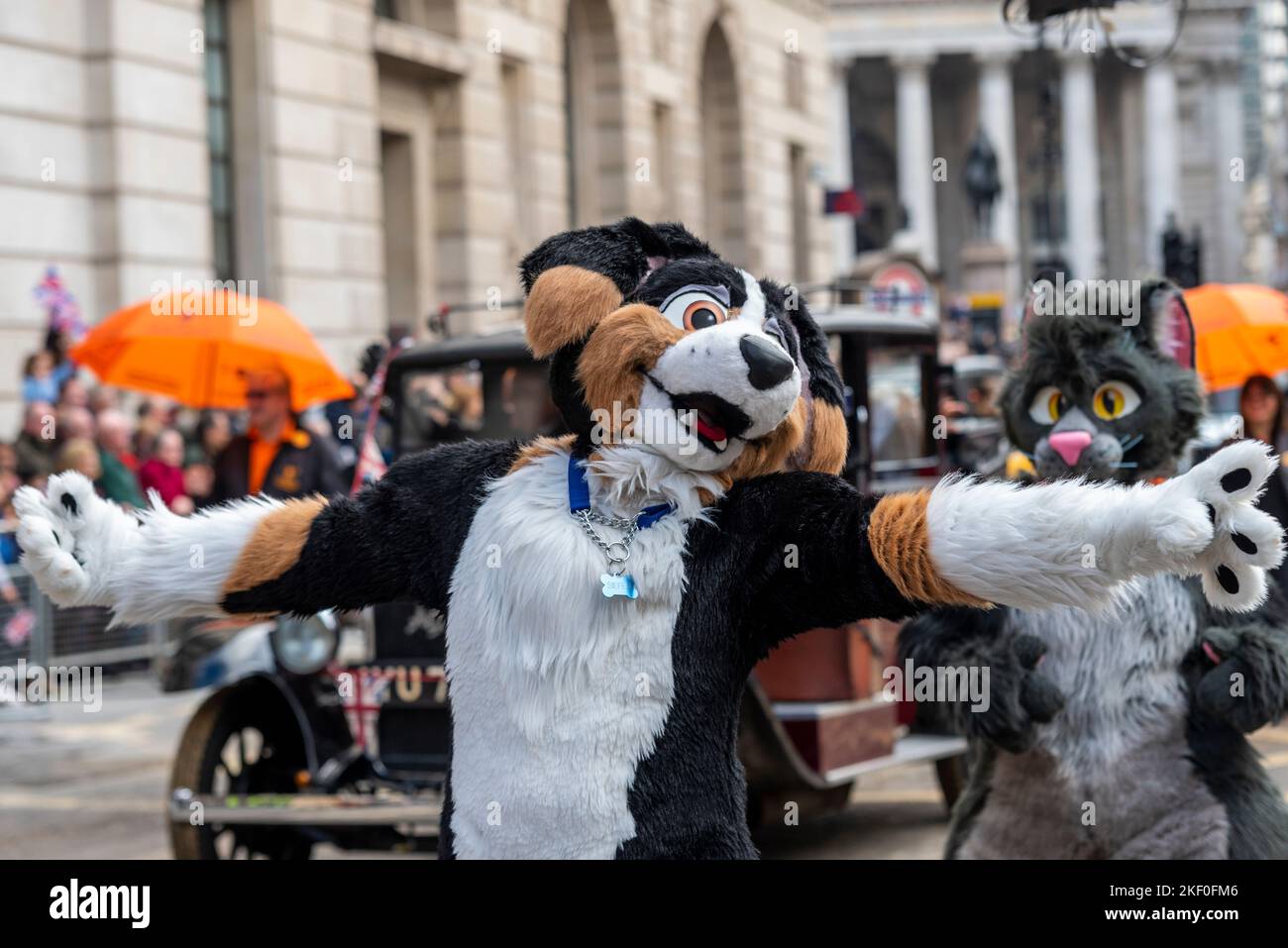 LONDON TAXI FAHRER WOHLTÄTIGKEITSORGANISATION FÜR KINDER bei der Lord Mayor's Show Parade in der City of London, Großbritannien. Hundekostüm Stockfoto