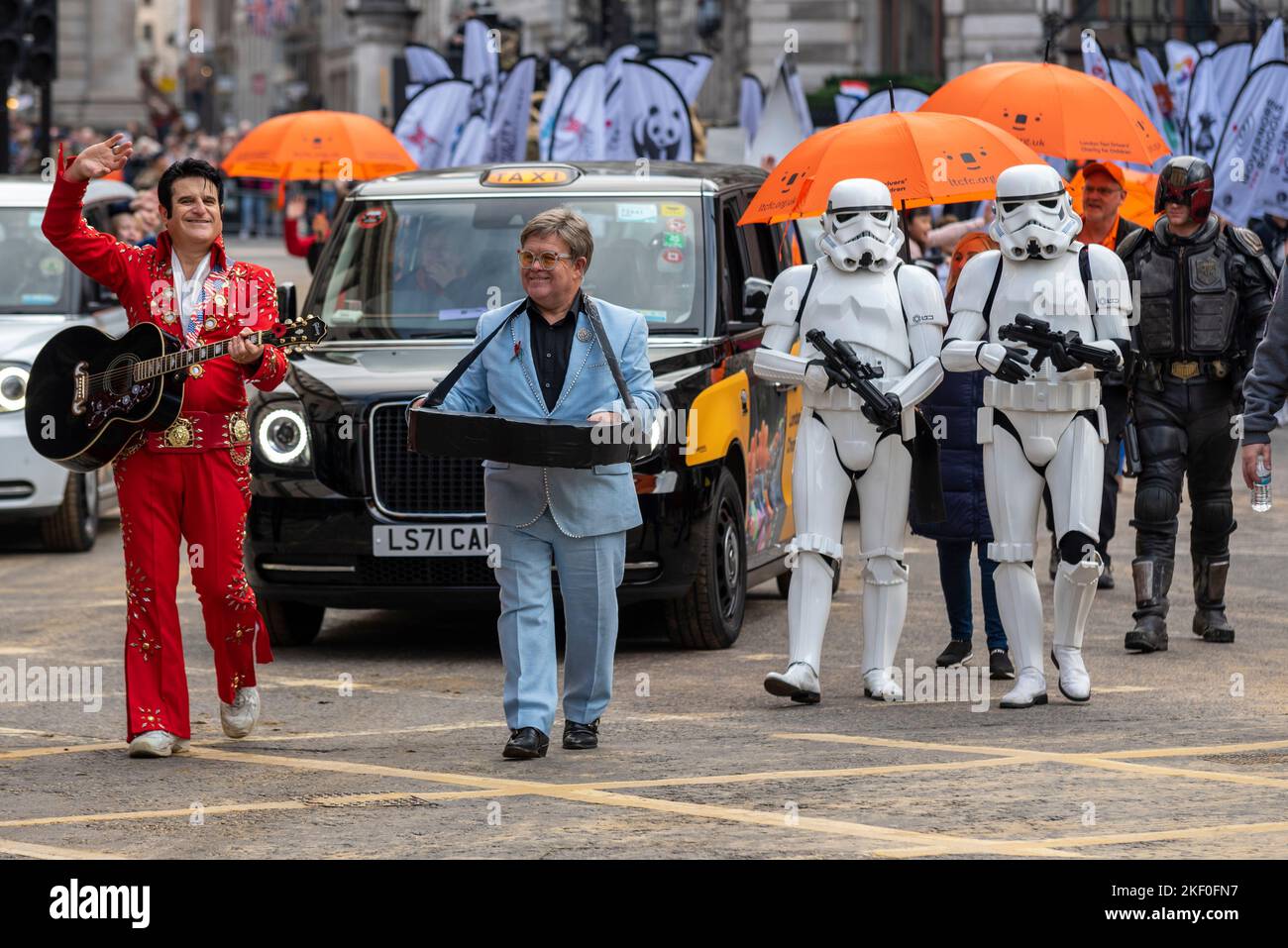 LONDON TAXI FAHRER WOHLTÄTIGKEITSORGANISATION FÜR KINDER bei der Lord Mayor's Show Parade in der City of London, Großbritannien. Gleichaussehende Teilnehmer Stockfoto