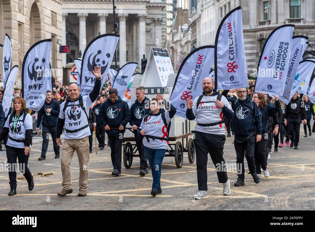 Bank of England Gruppen bei der Lord Mayor's Show Parade in der City of London, Großbritannien. WWF, Betreuer UK, Gouverneure für Schulteilnehmer Stockfoto