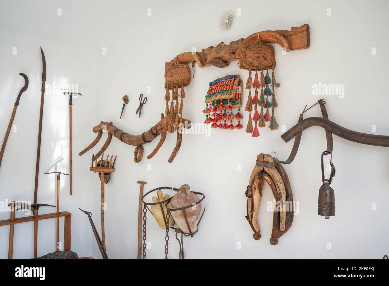 Alte Landwirtschaftswerkzeuge im Ethnologischen Museum Mijas, Andalusien, Spanien Stockfoto