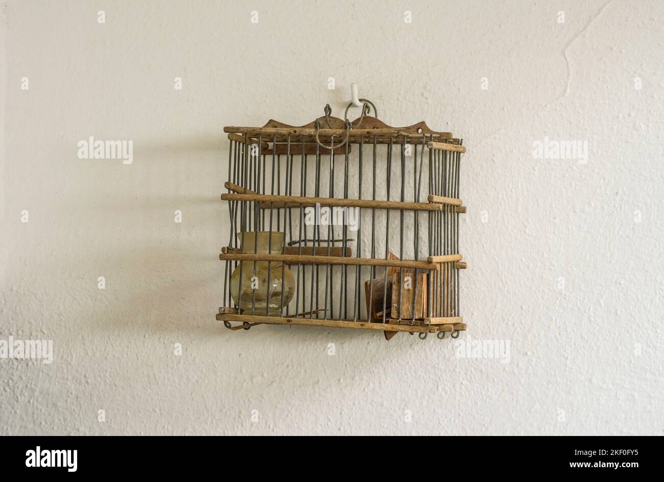 Leere Vintage Vogelkäfig für Stieglitz auf Display ethnologische Museum Mijas, Andalusien, Spanien. Stockfoto