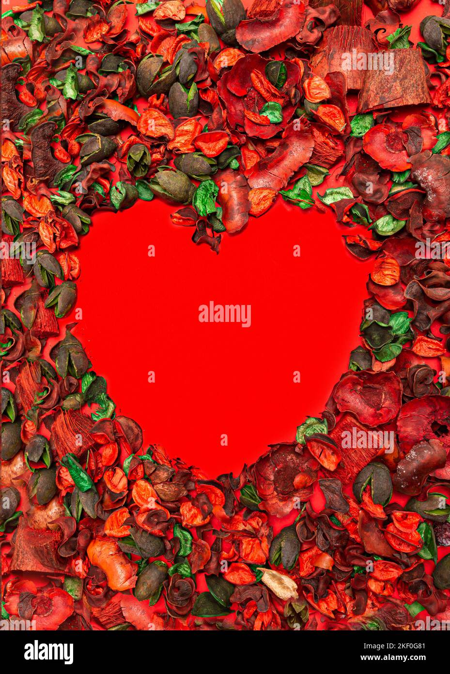 Valentinstag mit Herzrahmen und farbenfroher Pasta auf rotem Hintergrund. Modernes konzeptionelles Design. Stockfoto
