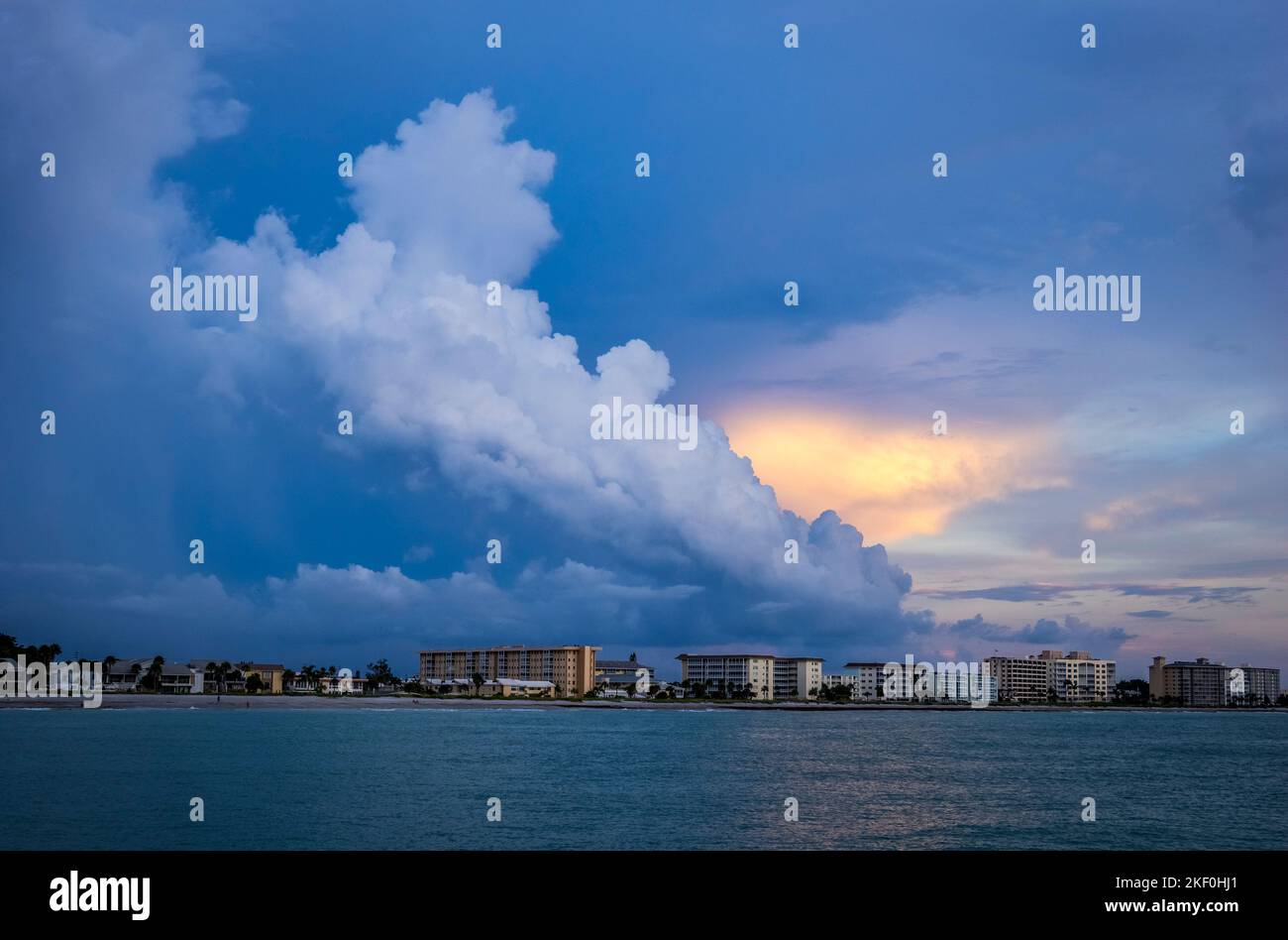 Sturmwolken über der Golfküstenstadt Venice Florida USA Stockfoto