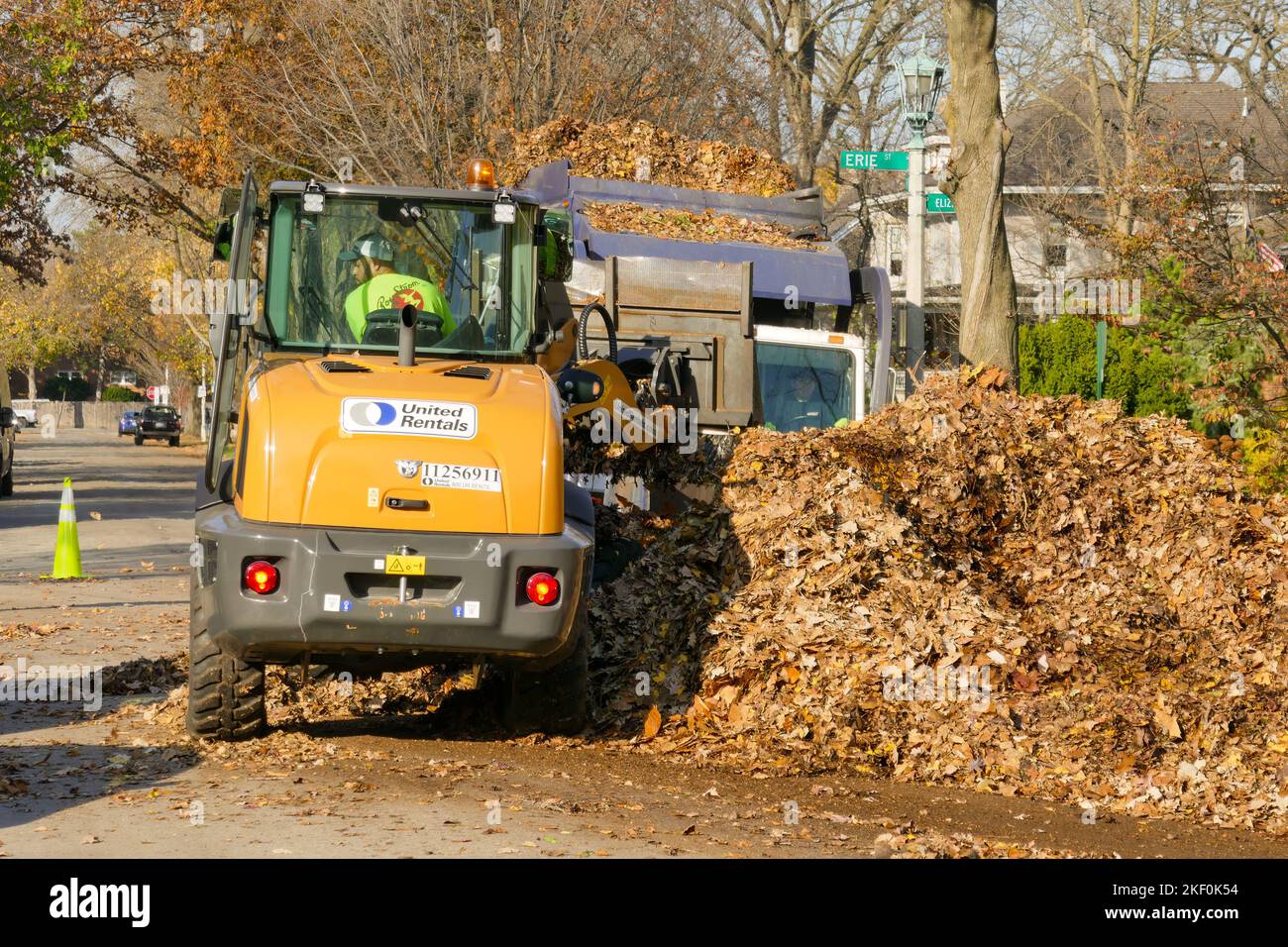 Frontlader für Herbstblatt-Pickup. Historisches Viertel, Oak Park, Illinois. Die Blätter werden kompostiert. Stockfoto