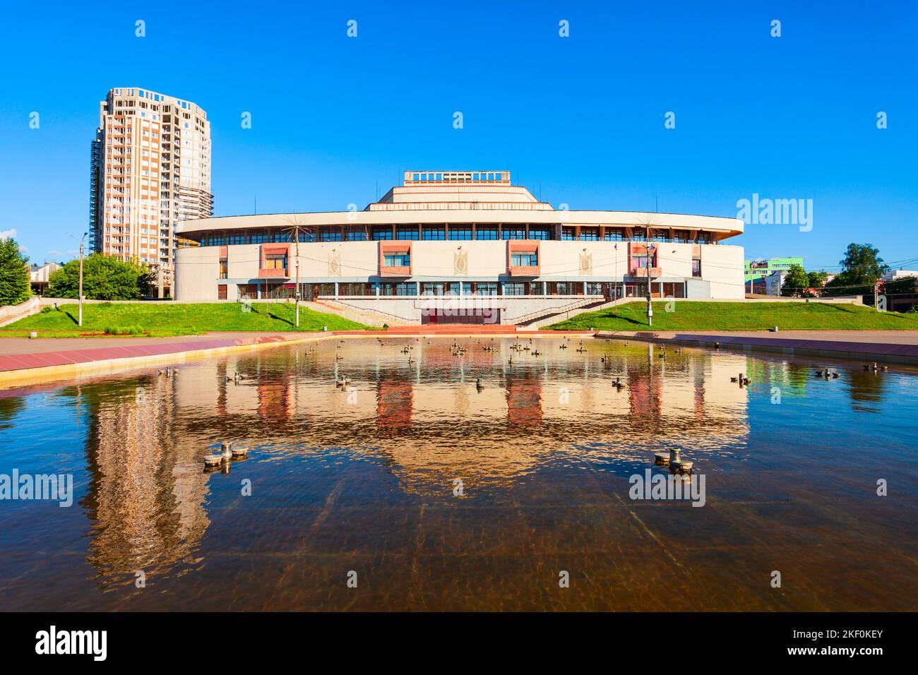 Das regionale Schauspieltheater Ivanovo befindet sich am Puschkin-Platz in der Stadt Ivanovo, dem Goldenen Ring Russlands Stockfoto